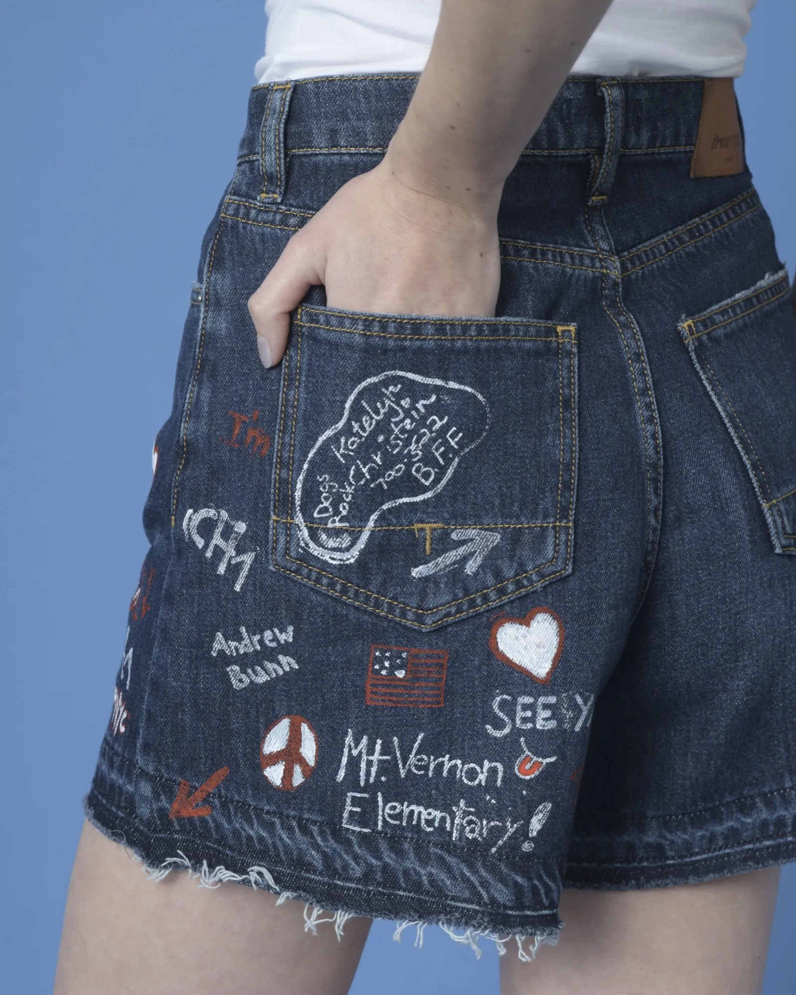 Mini short avec des graffiti imprimés en jean True NYC 