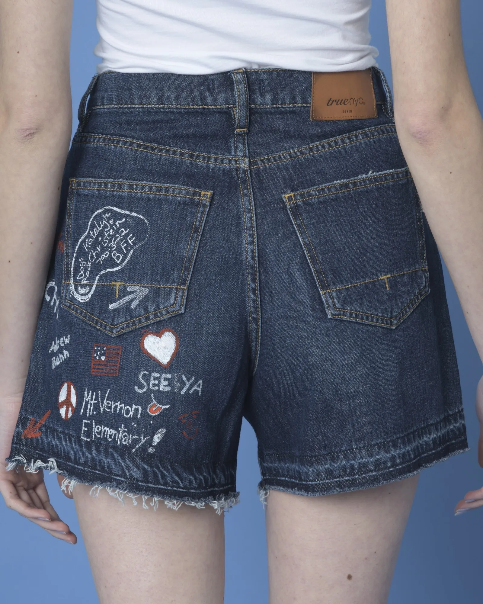 Mini short avec des graffiti imprimés en jean True NYC 