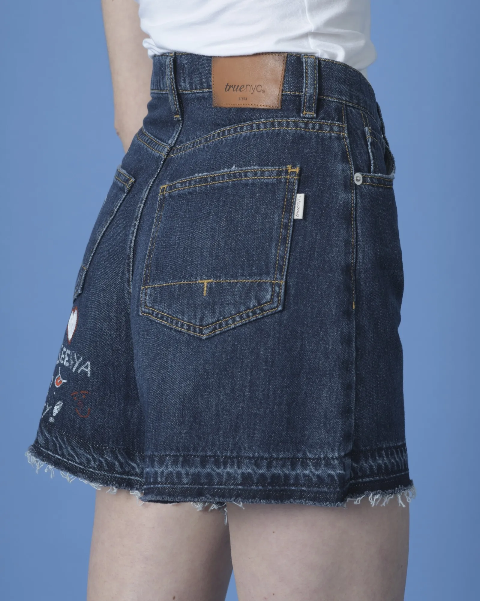 Mini short avec des graffiti imprimés en jean True NYC 