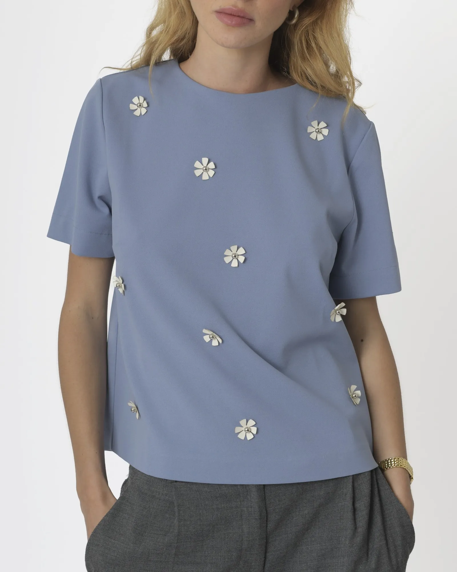 Top en crêpe bleu à broderies floraux SVNTY 