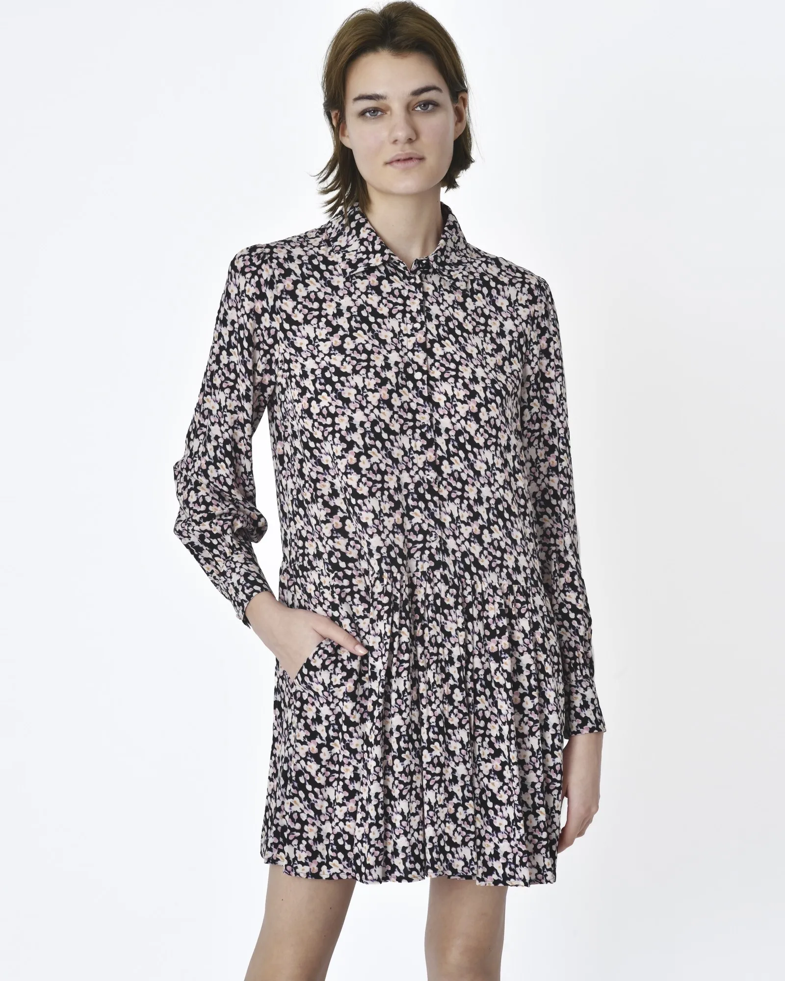 Robe motif all over fleur rose fond noir Idano 