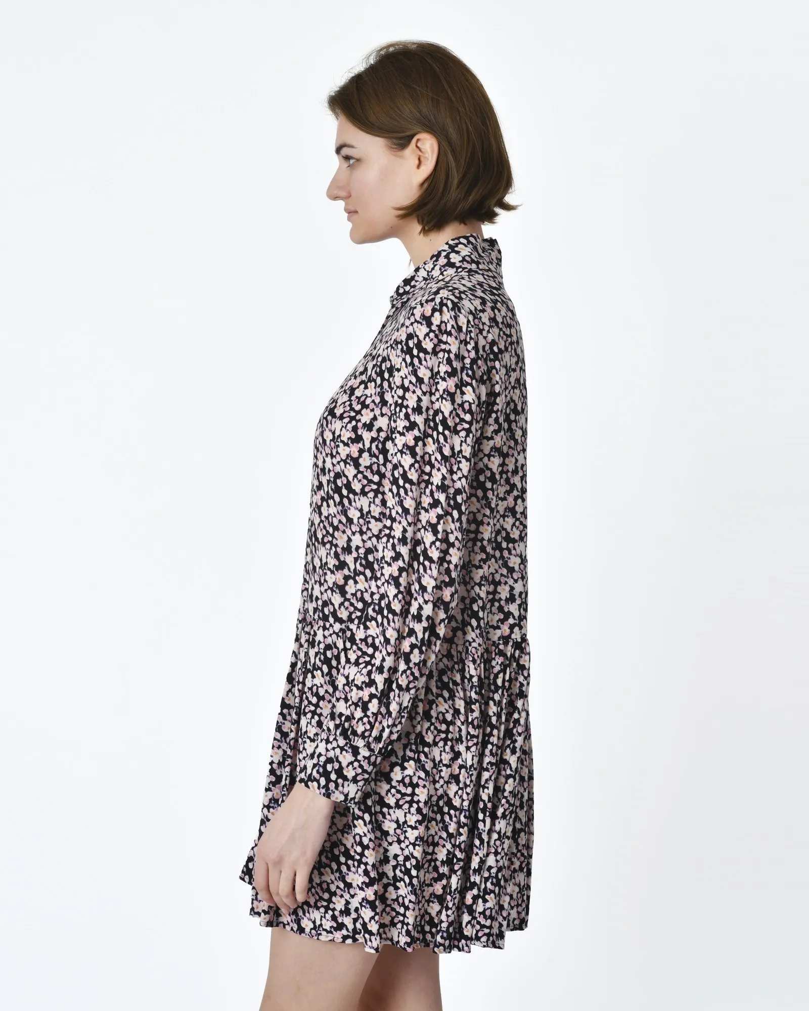 Robe motif all over fleur rose fond noir Idano 