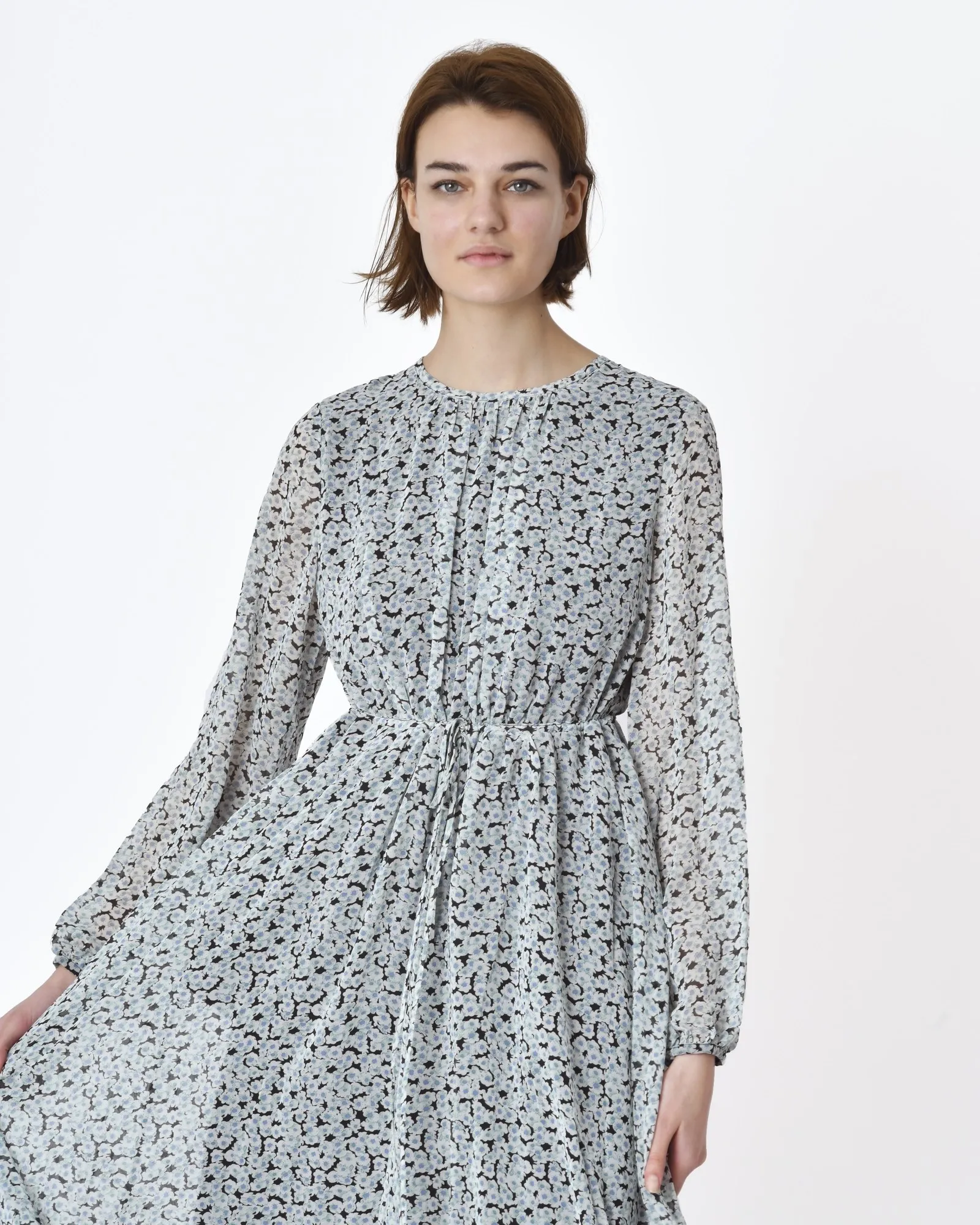 Robe longue à fleurs bleu sur fond noir Idano 