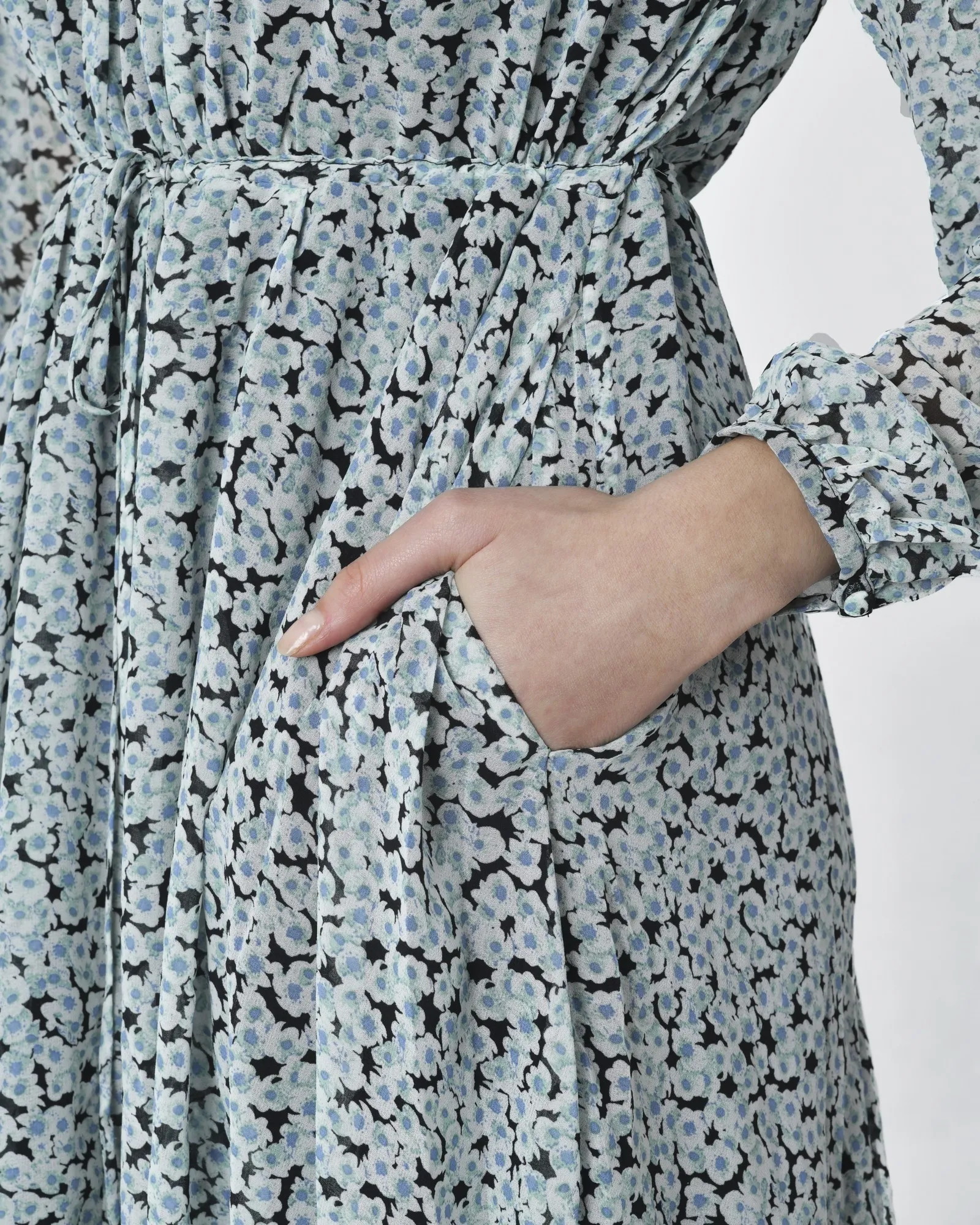 Robe longue à fleurs bleu sur fond noir Idano 