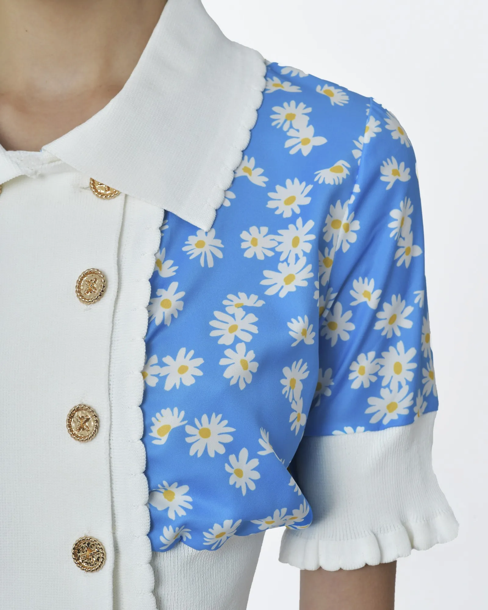 Top bleu à motifs marguerite Edward Achour 