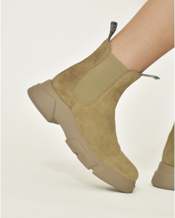 Bottines en daim beige Voile Blanche 