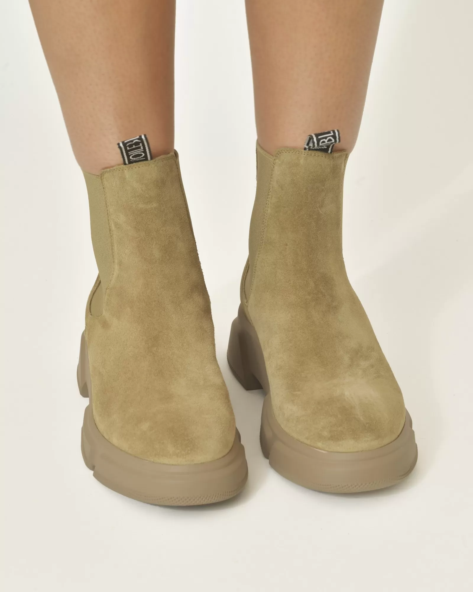 Bottines en daim beige Voile Blanche 