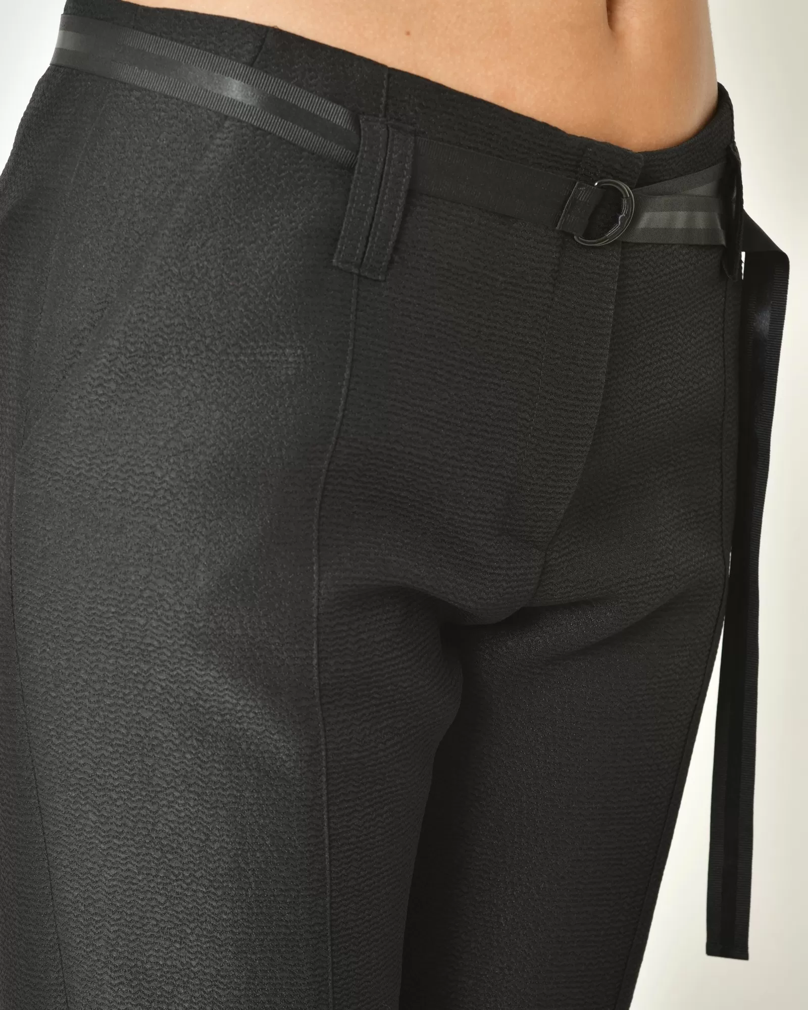 Pantalon texturé noir avec ceinture Chemins Blancs 