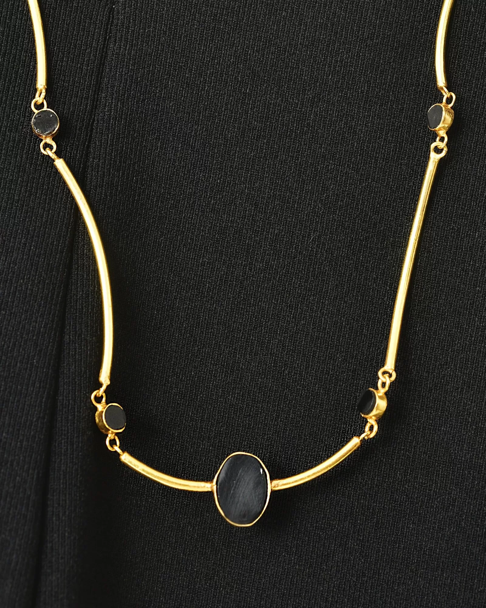 Collier en perles dorées et noires Pomandere 