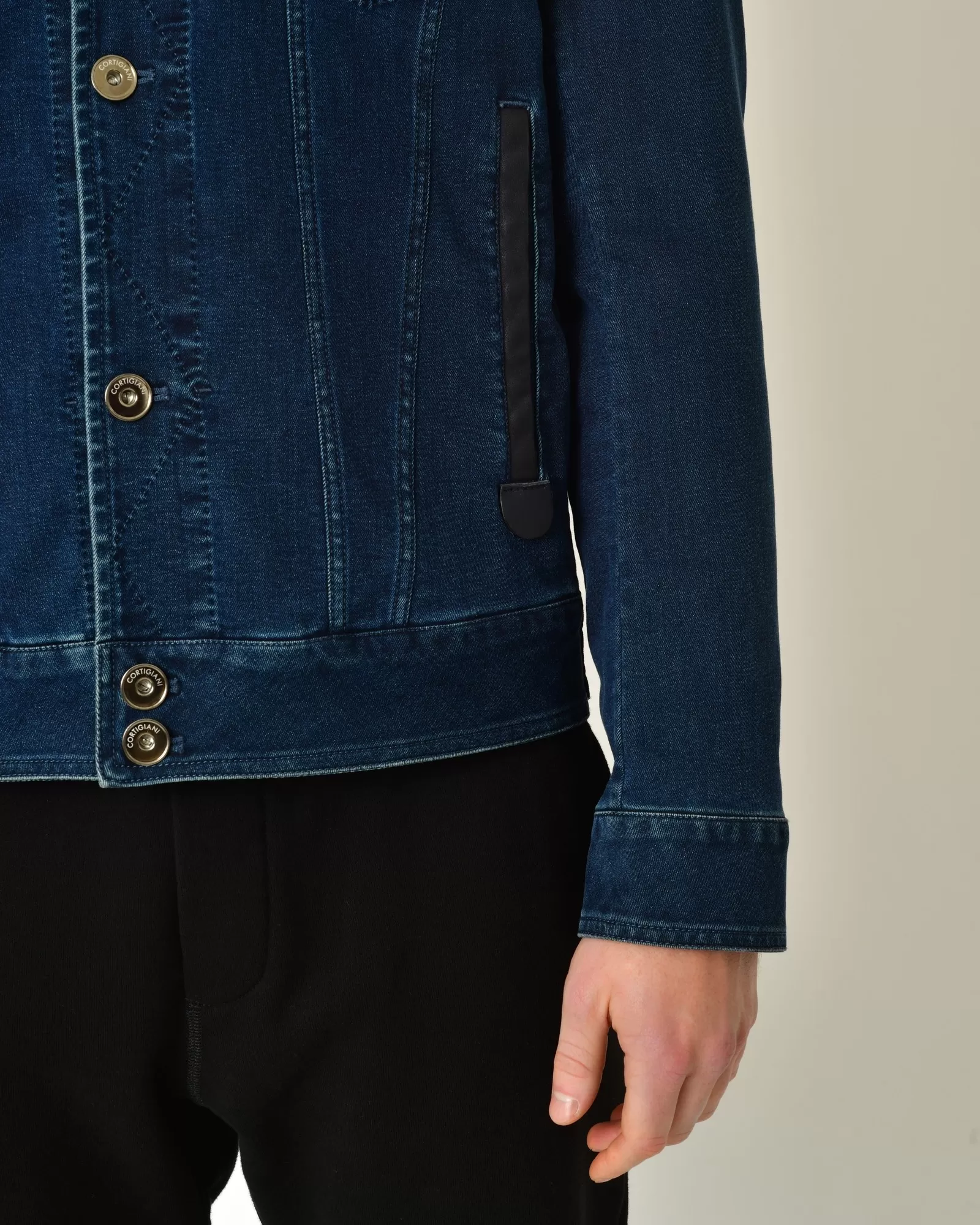 Veste en jeans avec application en cuir Cortigiani 