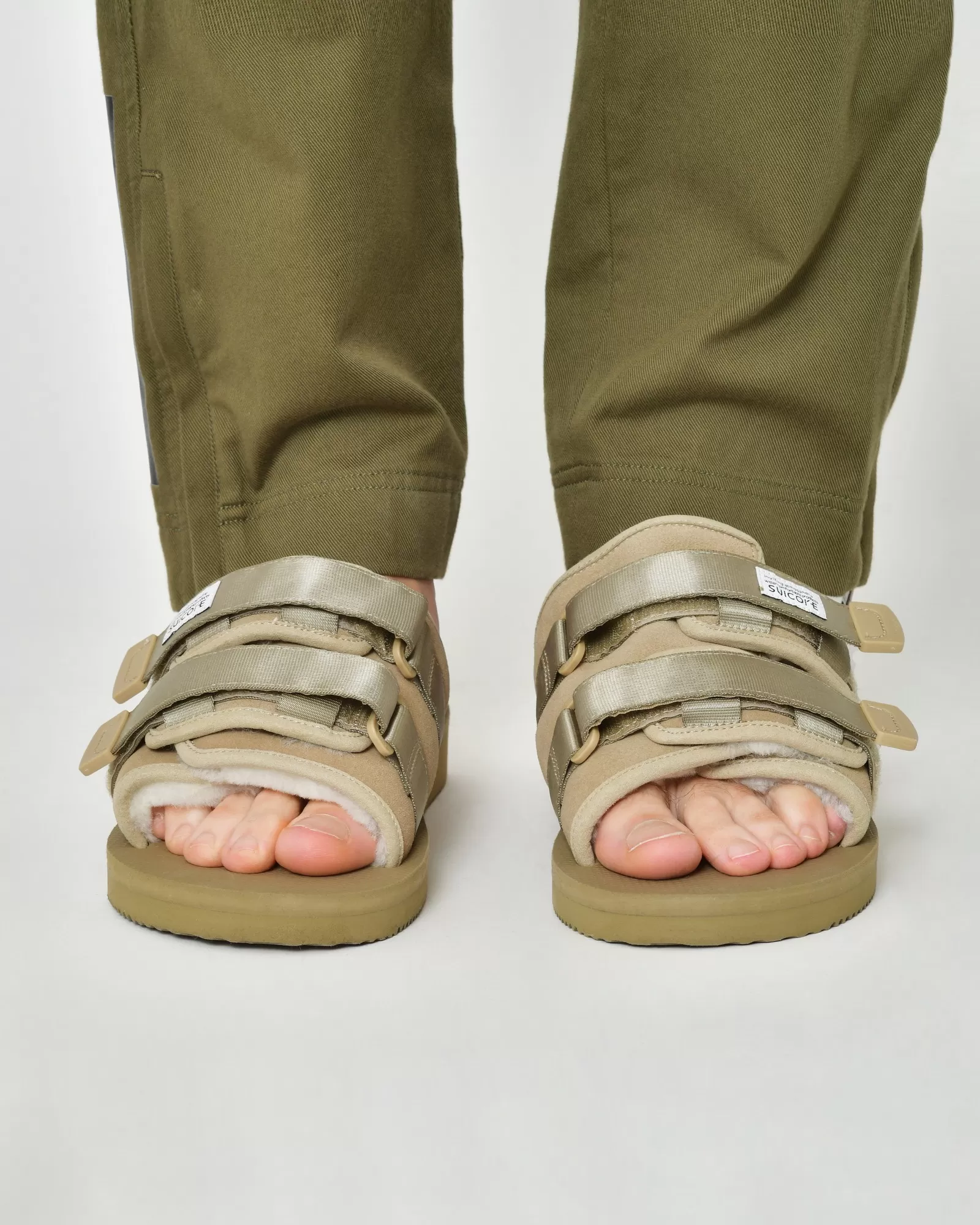 Sandales claquettes en daim taupe Suicoke 