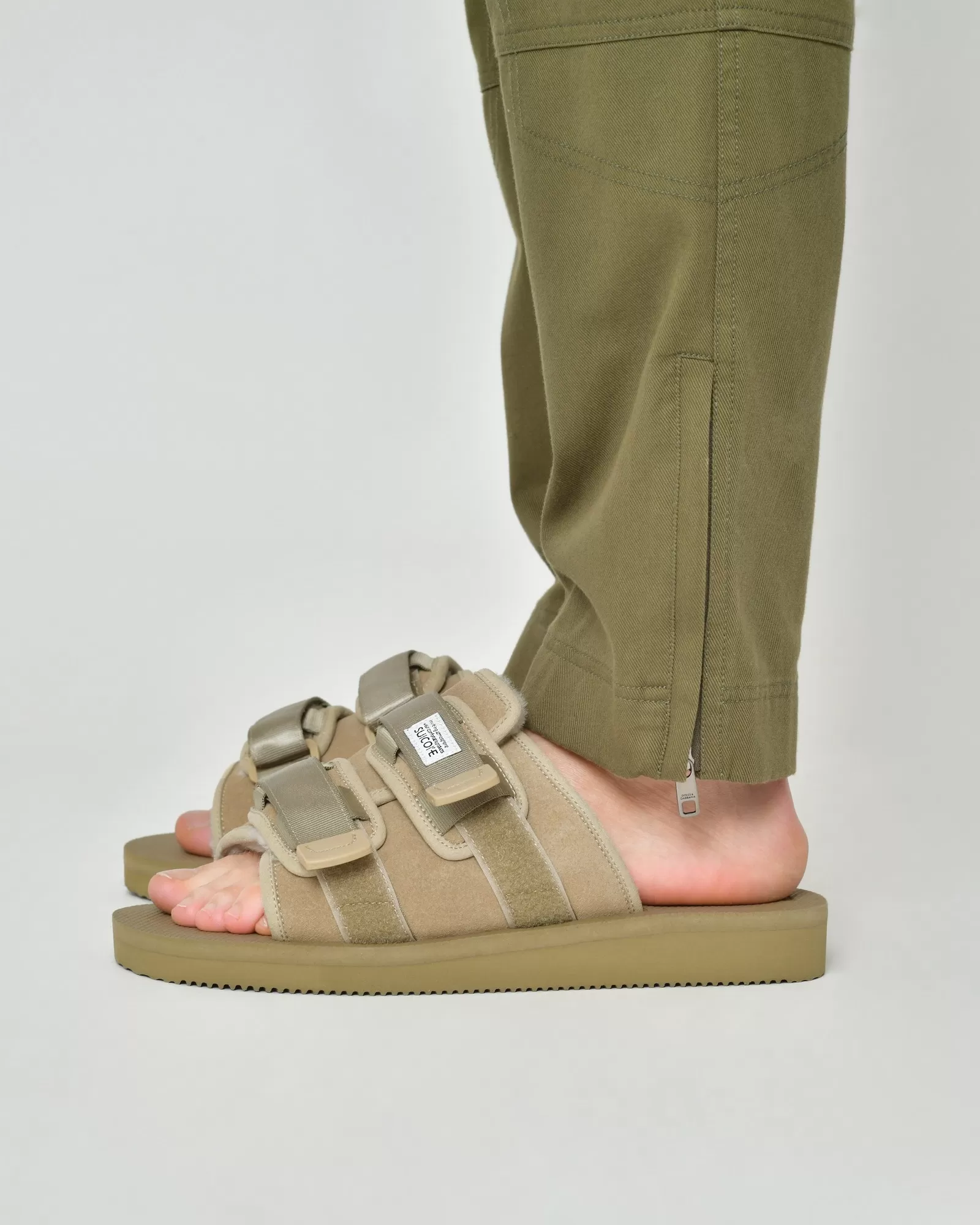 Sandales claquettes en daim taupe Suicoke 