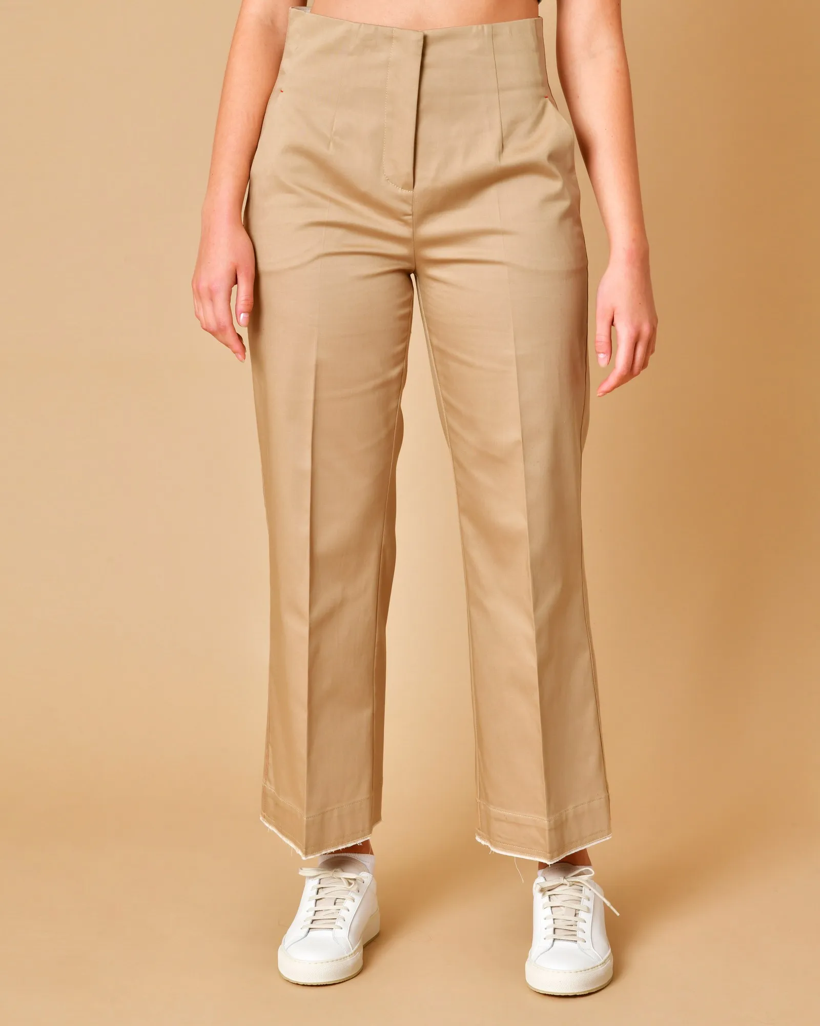 Pantalon en coton beige avec surpiqûres rouges Beatrice B 