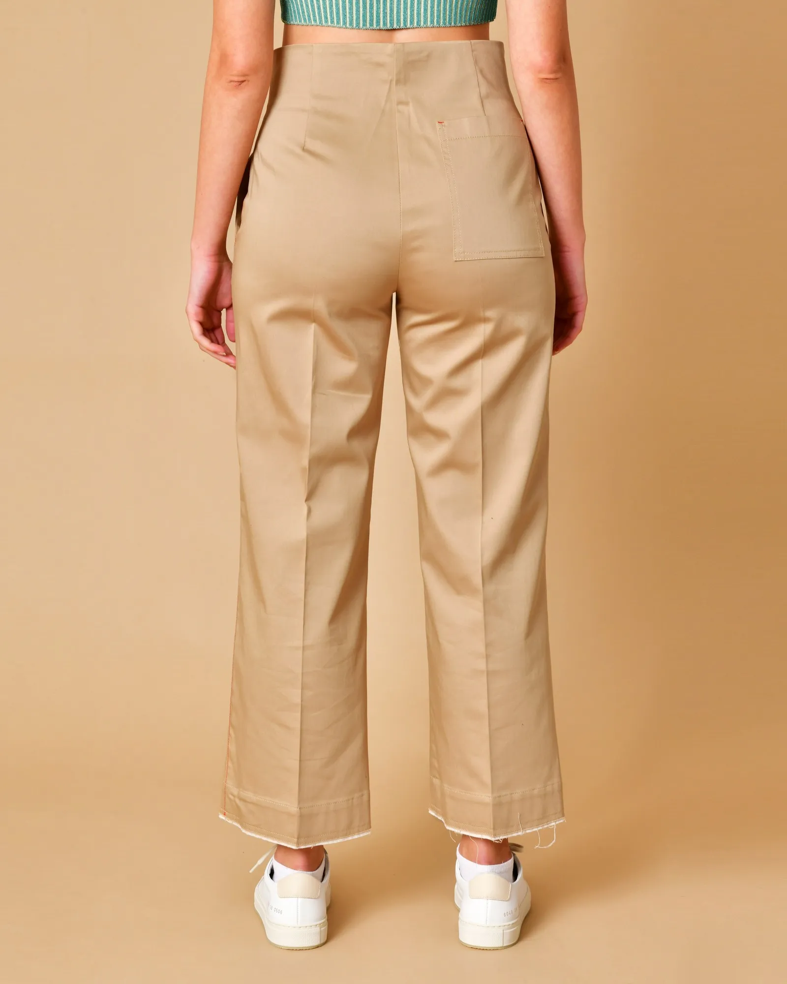 Pantalon en coton beige avec surpiqûres rouges Beatrice B 