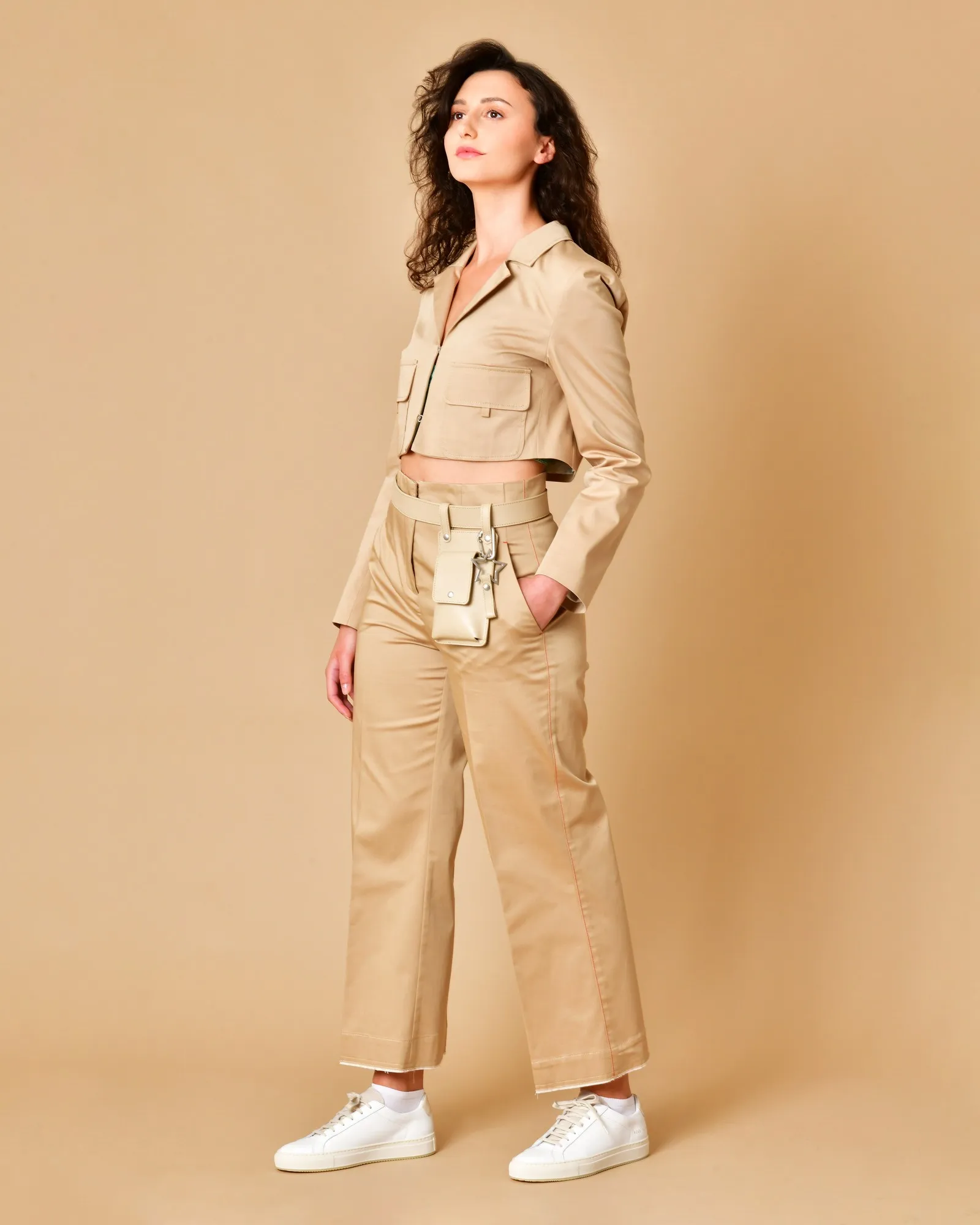 Pantalon en coton beige avec surpiqûres rouges Beatrice B 