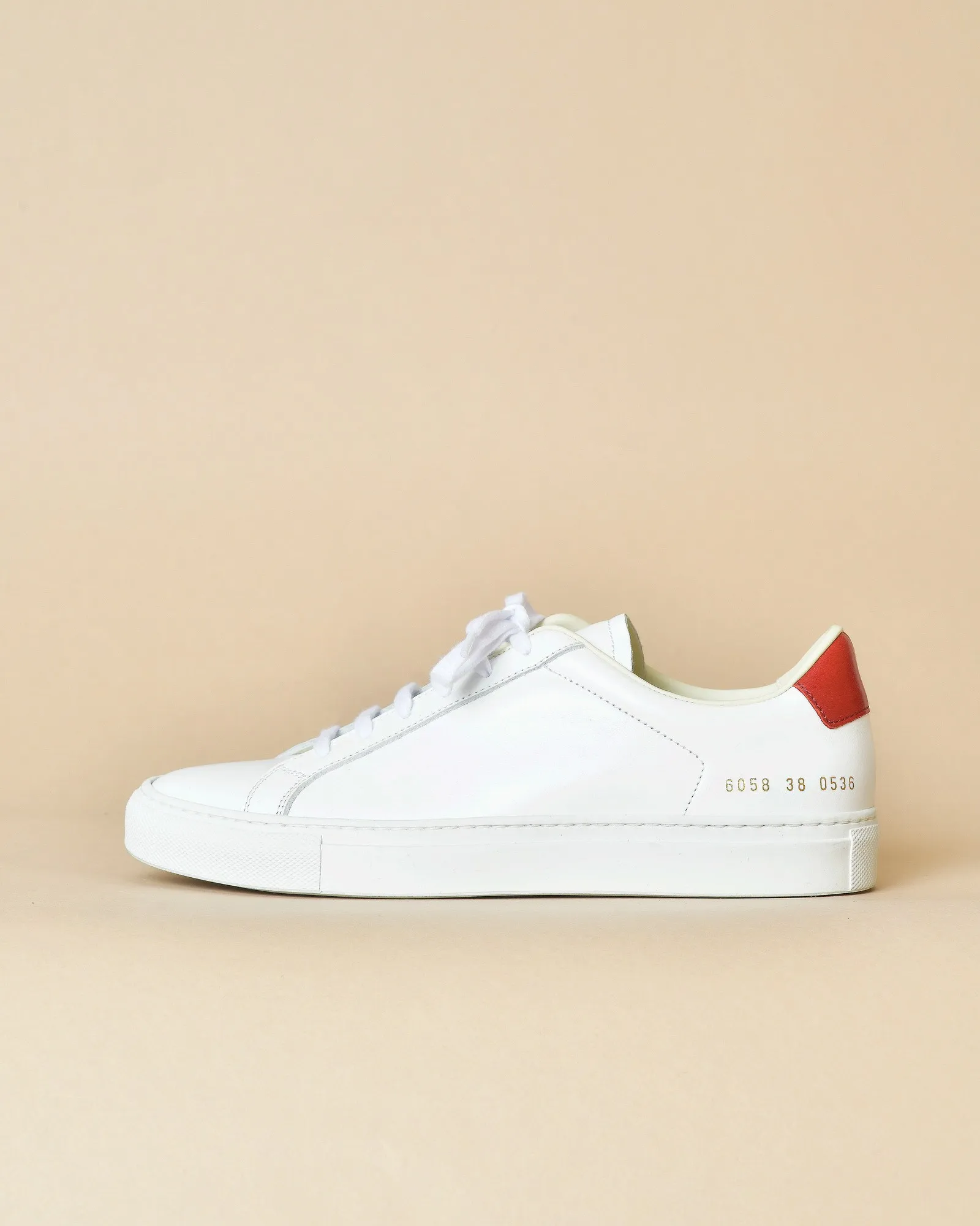 Baskets blanches à empiècement rouge Woman By Common Projects 