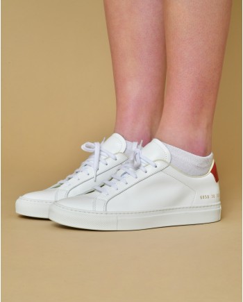 Baskets blanches à empiècement rouge Woman By Common Projects 