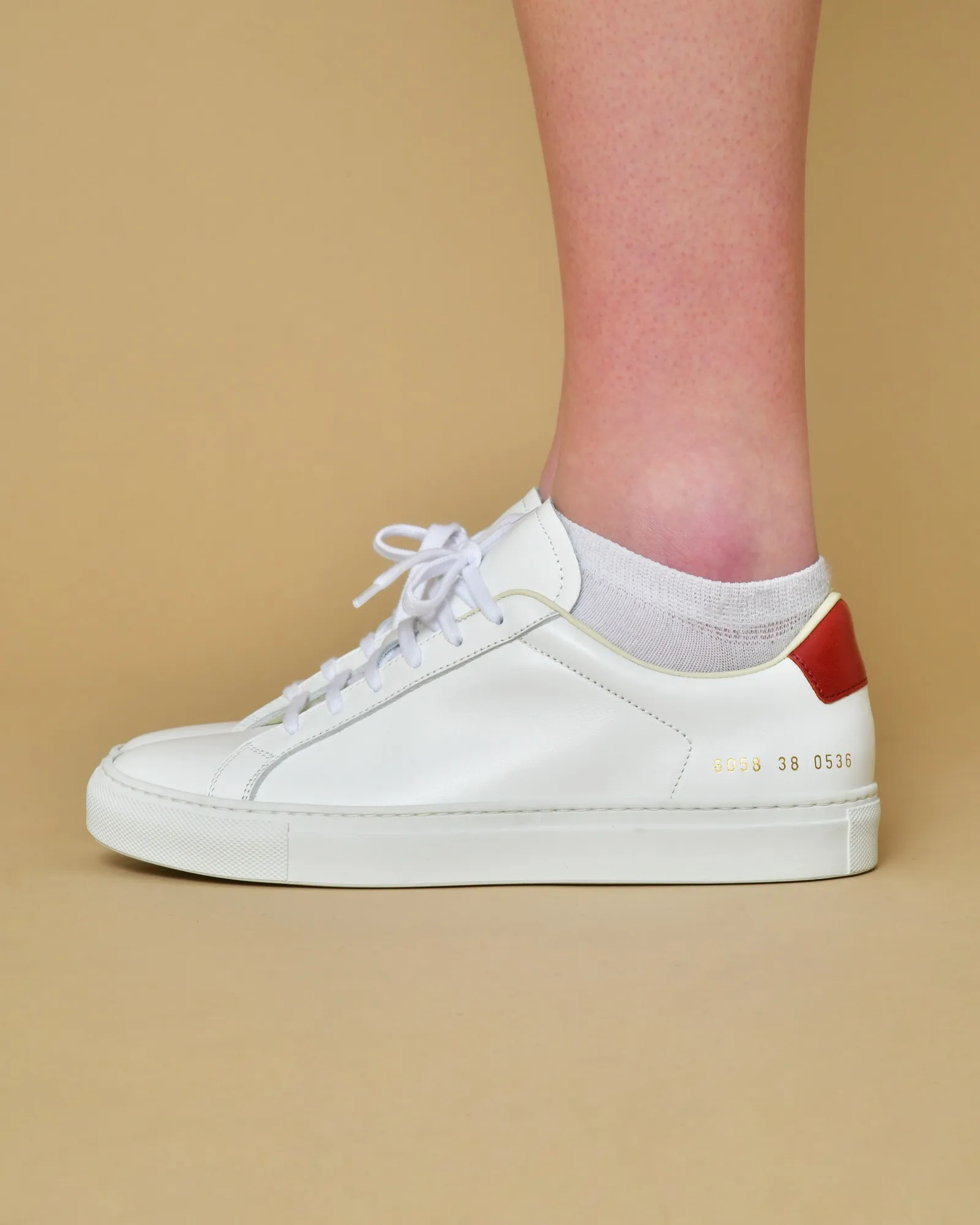 Baskets blanches à empiècement rouge Woman By Common Projects 