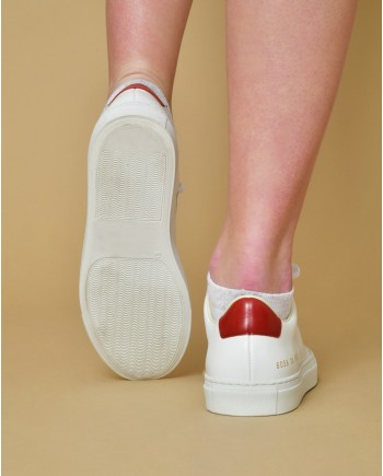 Baskets blanches à empiècement rouge Woman By Common Projects 