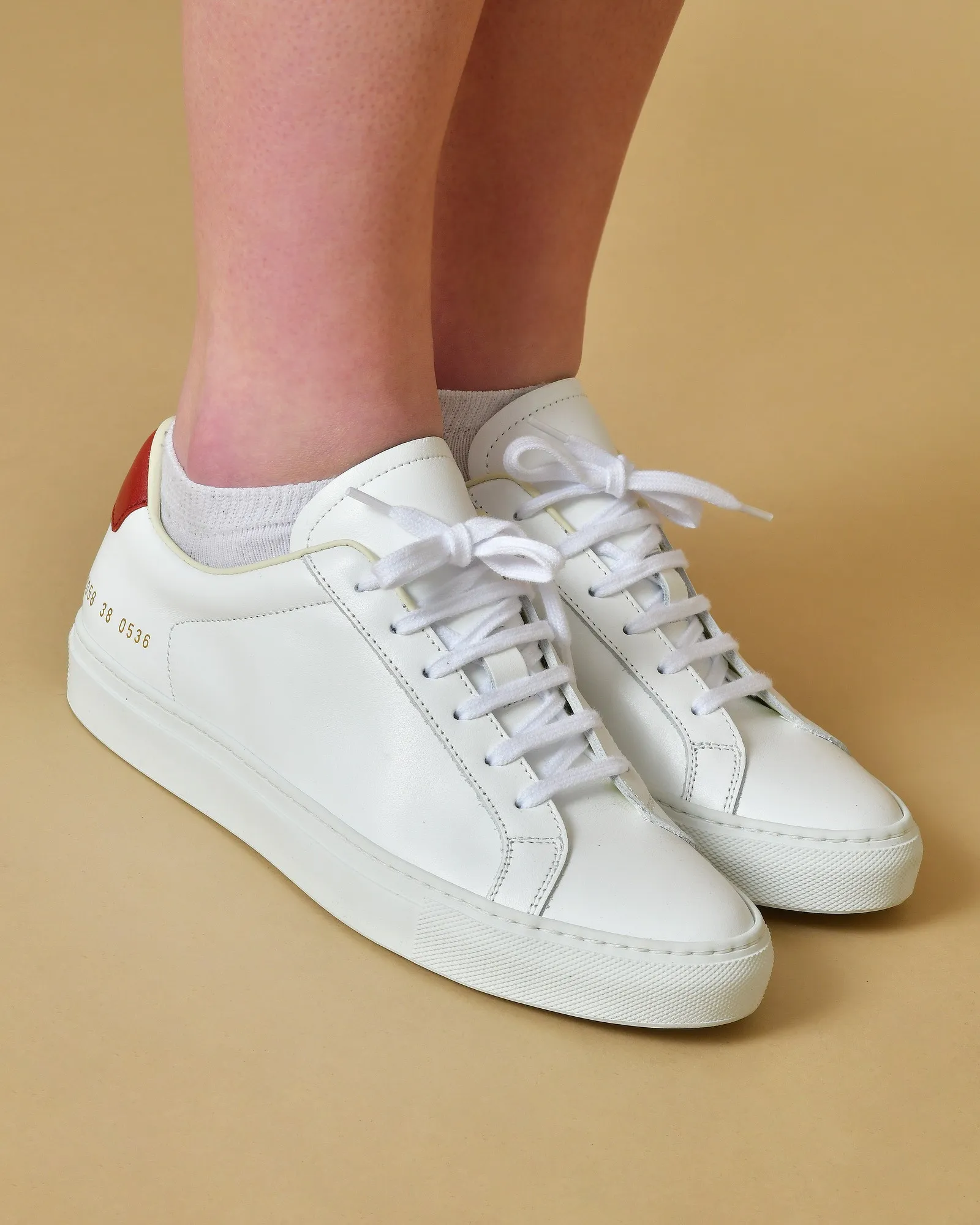 Baskets blanches à empiècement rouge Woman By Common Projects 