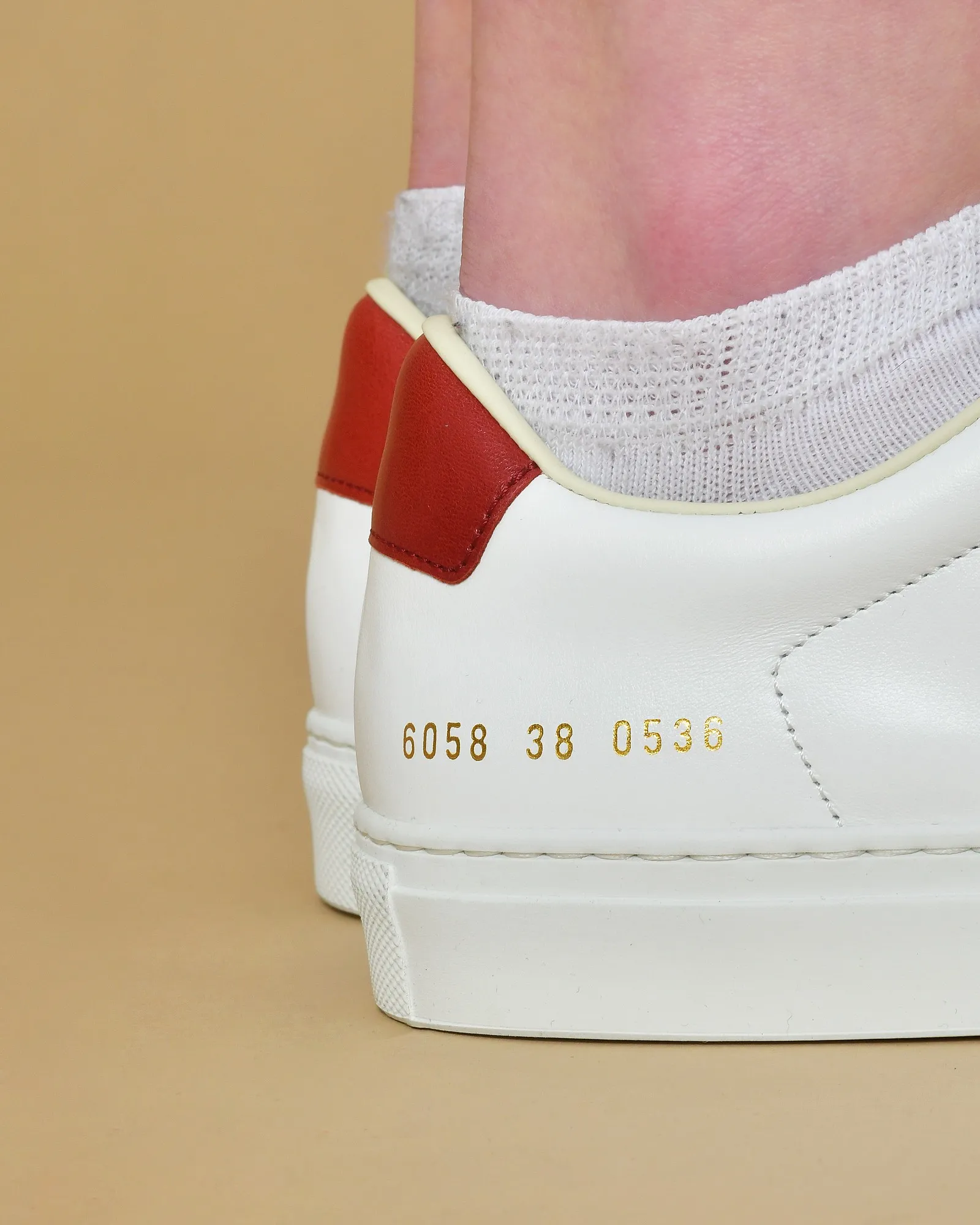 Baskets blanches à empiècement rouge Woman By Common Projects 