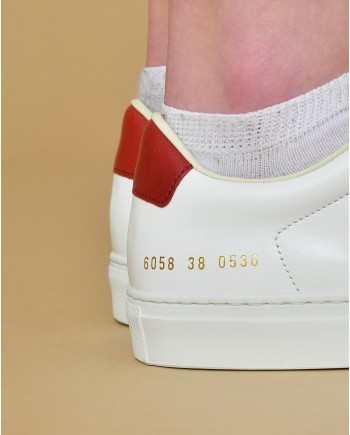 Baskets blanches à empiècement rouge Woman By Common Projects 