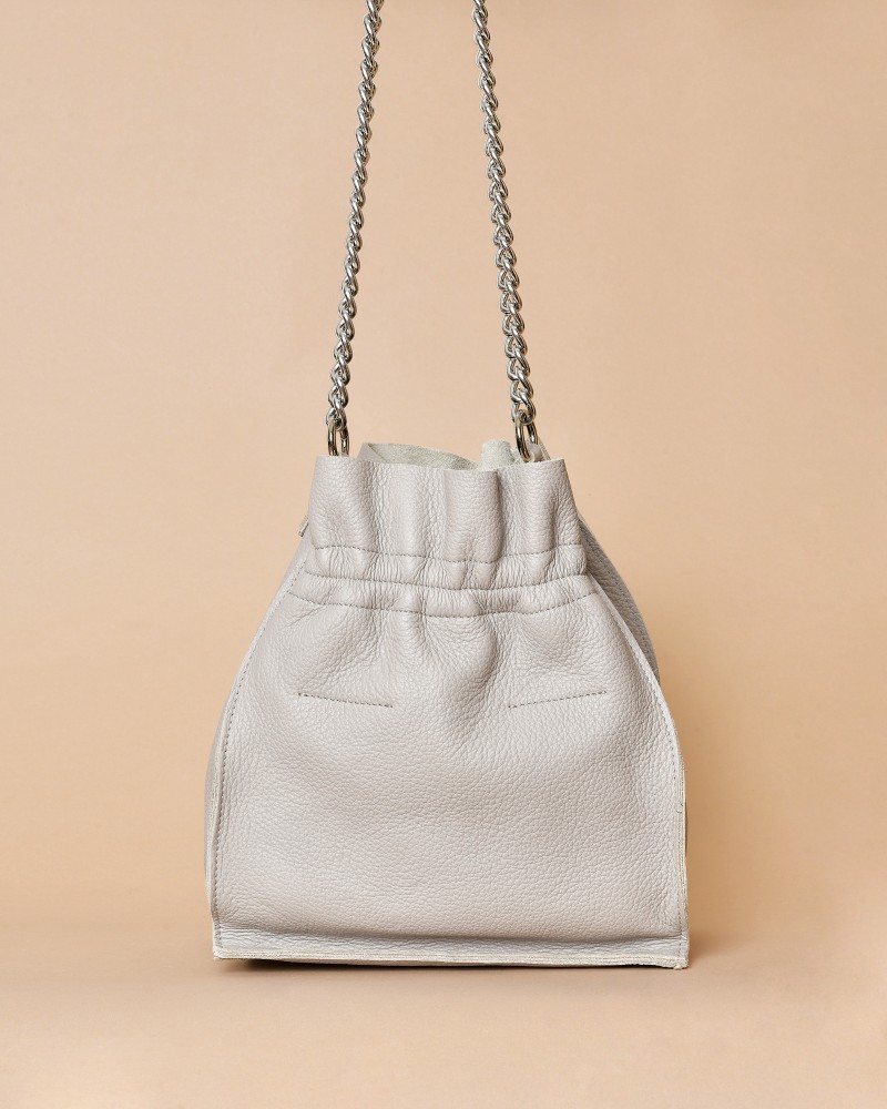 Sac à main gris taupe en cuir chaîne argentée Falorni 