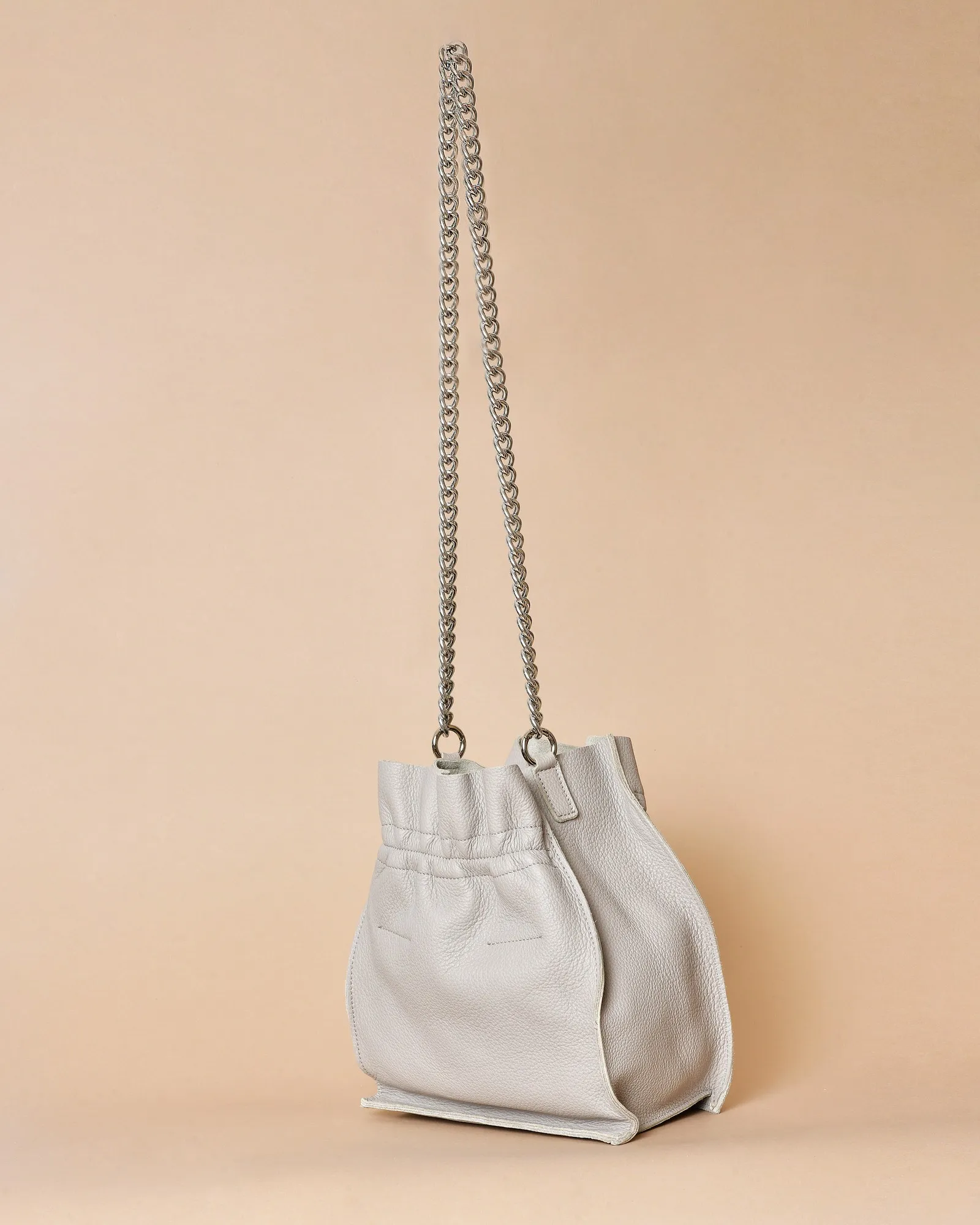 Sac à main gris taupe en cuir chaîne argentée Falorni 