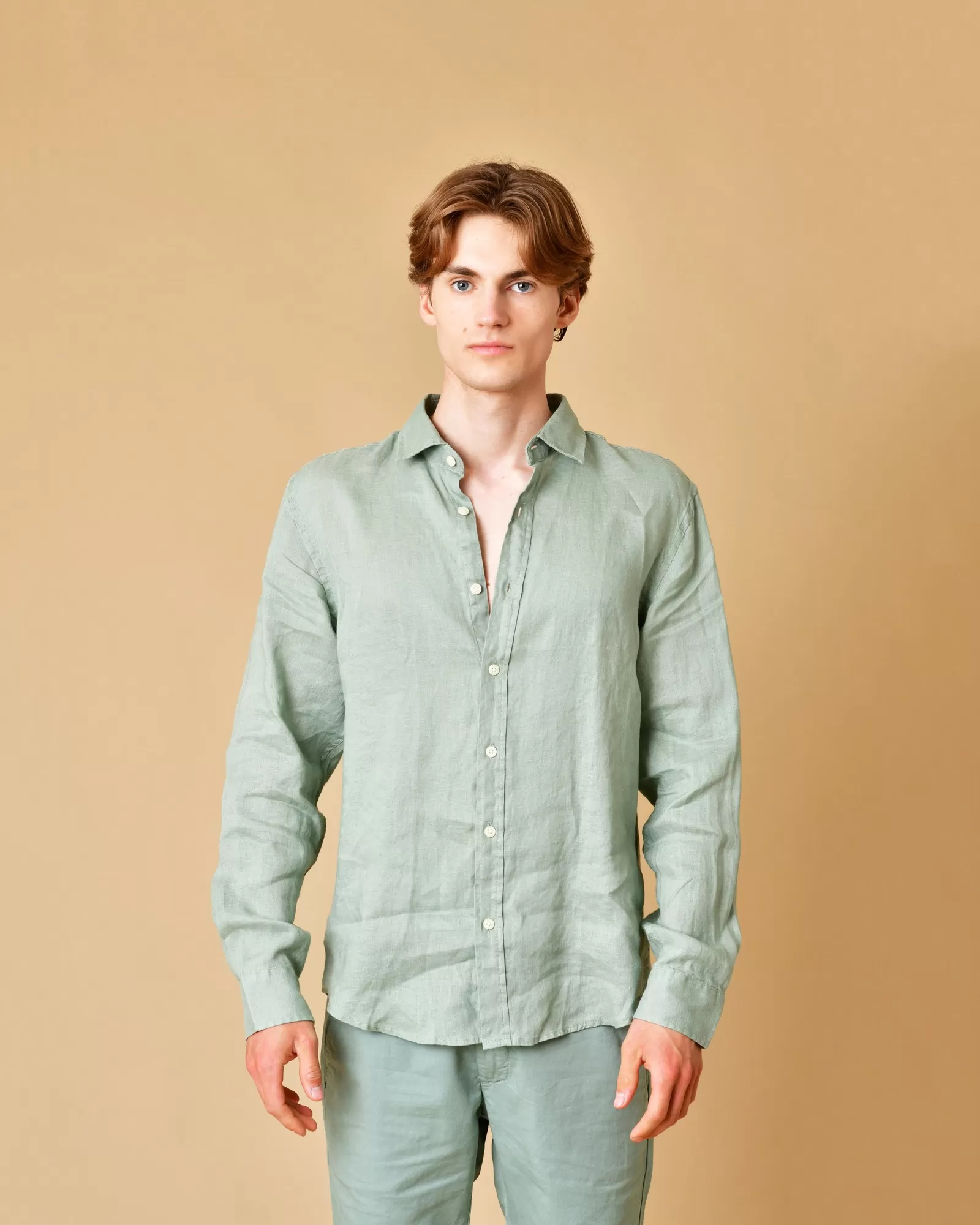 Chemise en lin vert de gris AT.P.CO 