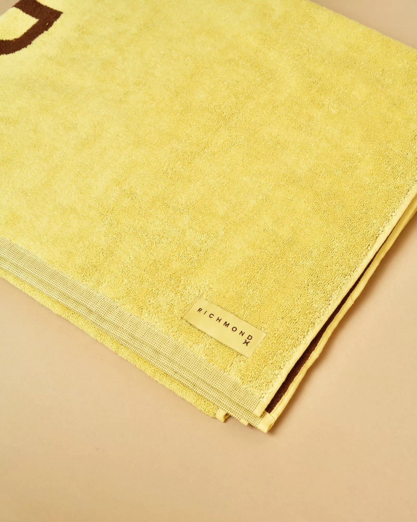 Serviette en coton jaune à imprimé John Richmond 