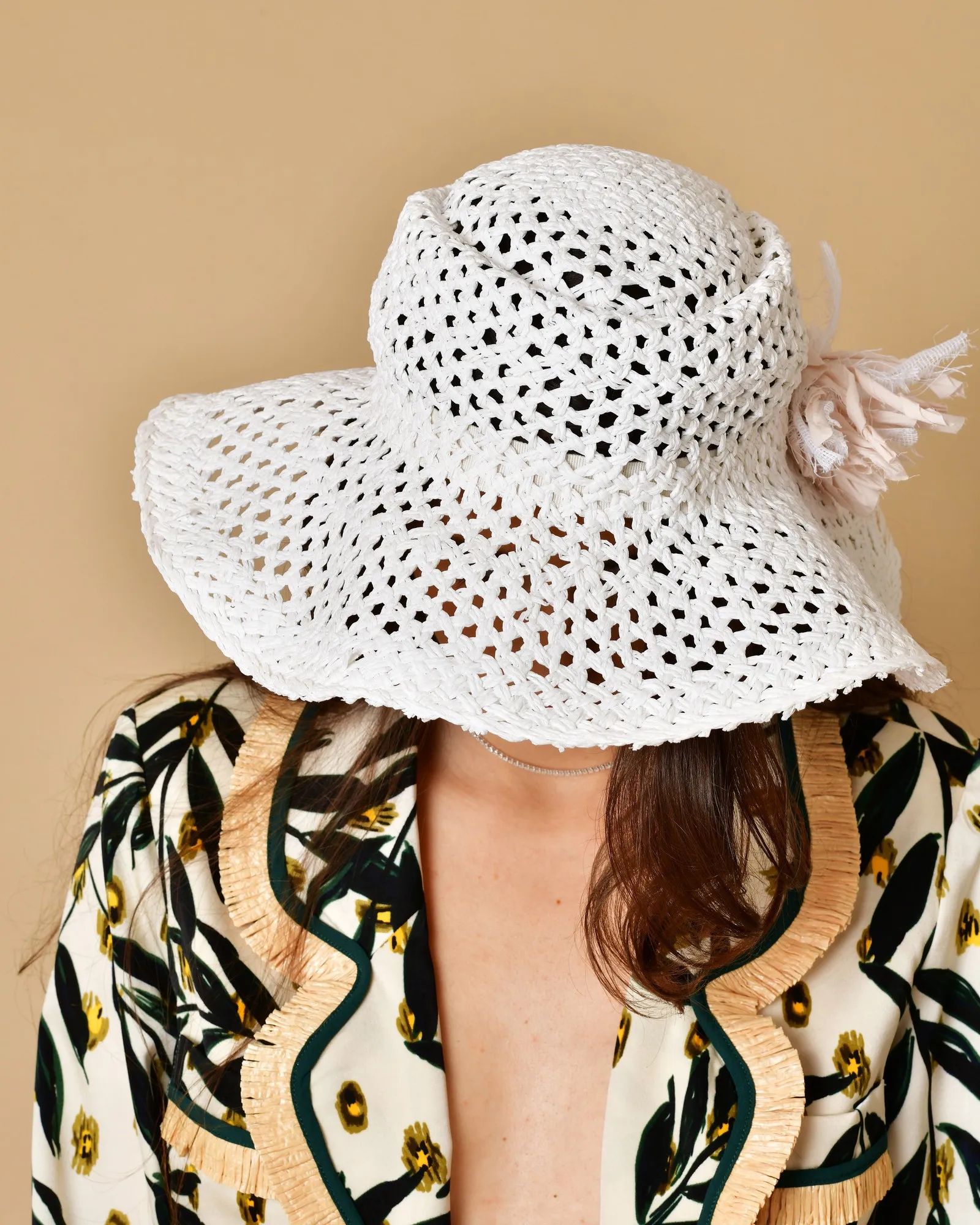 Chapeau en raphia blanc à broche Lorena Antoniazzi 