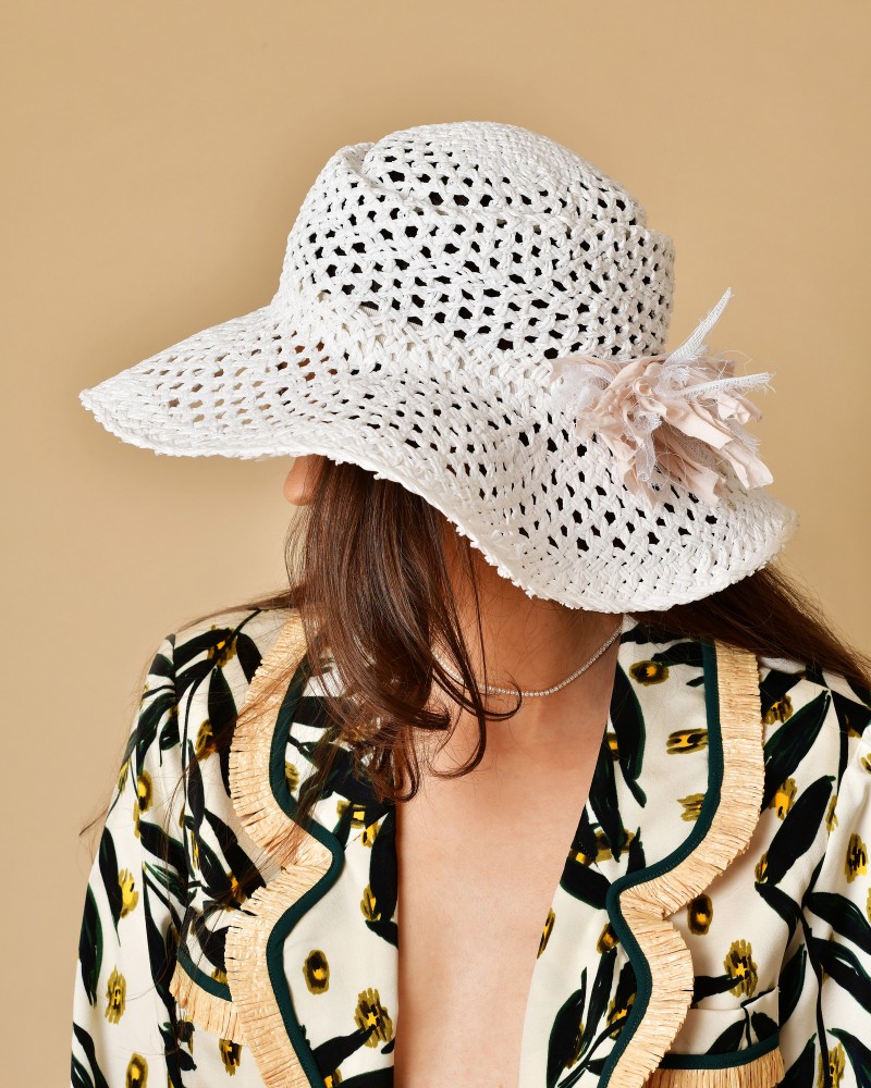 Chapeau en raphia blanc à broche Lorena Antoniazzi 