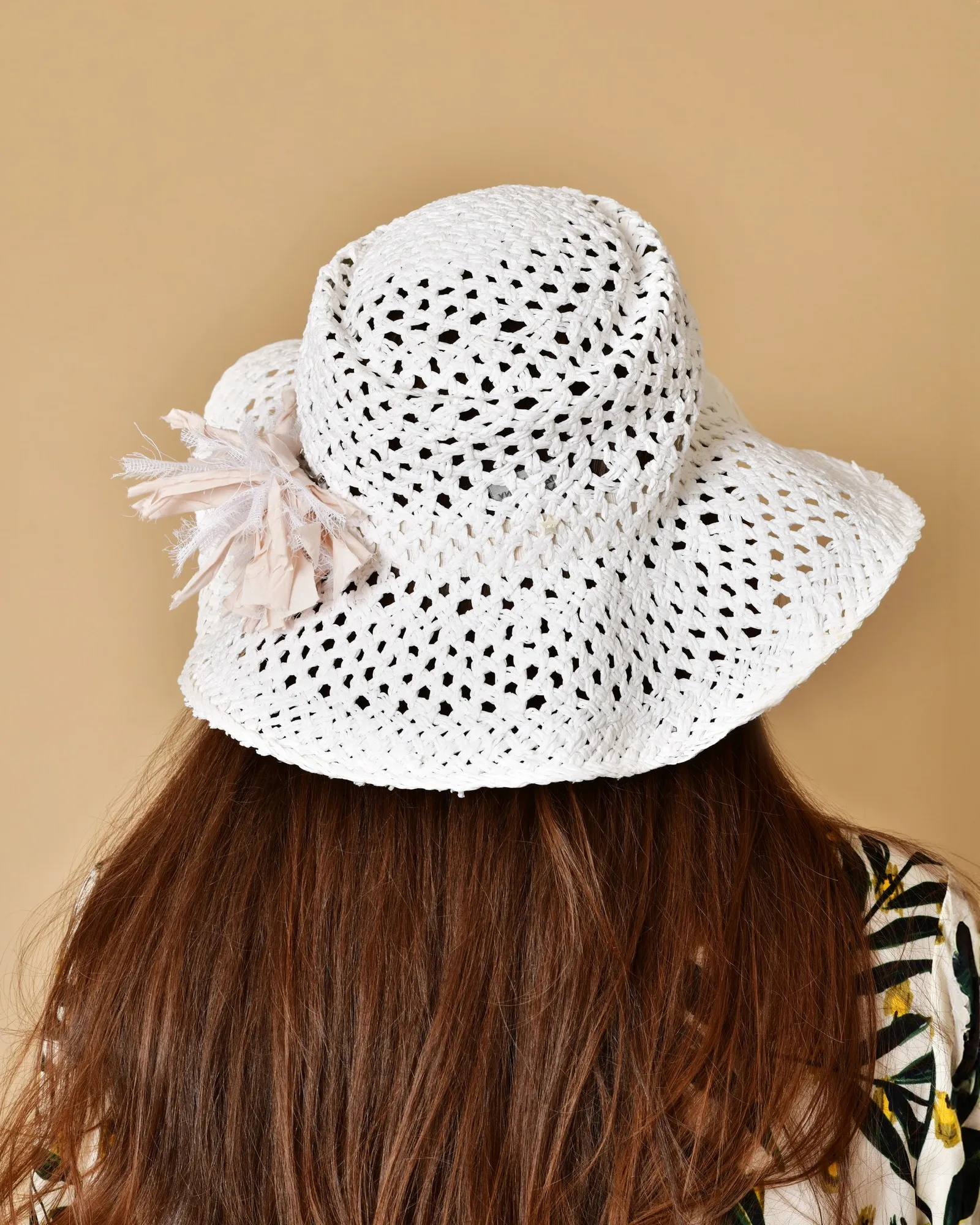 Chapeau en raphia blanc à broche Lorena Antoniazzi 