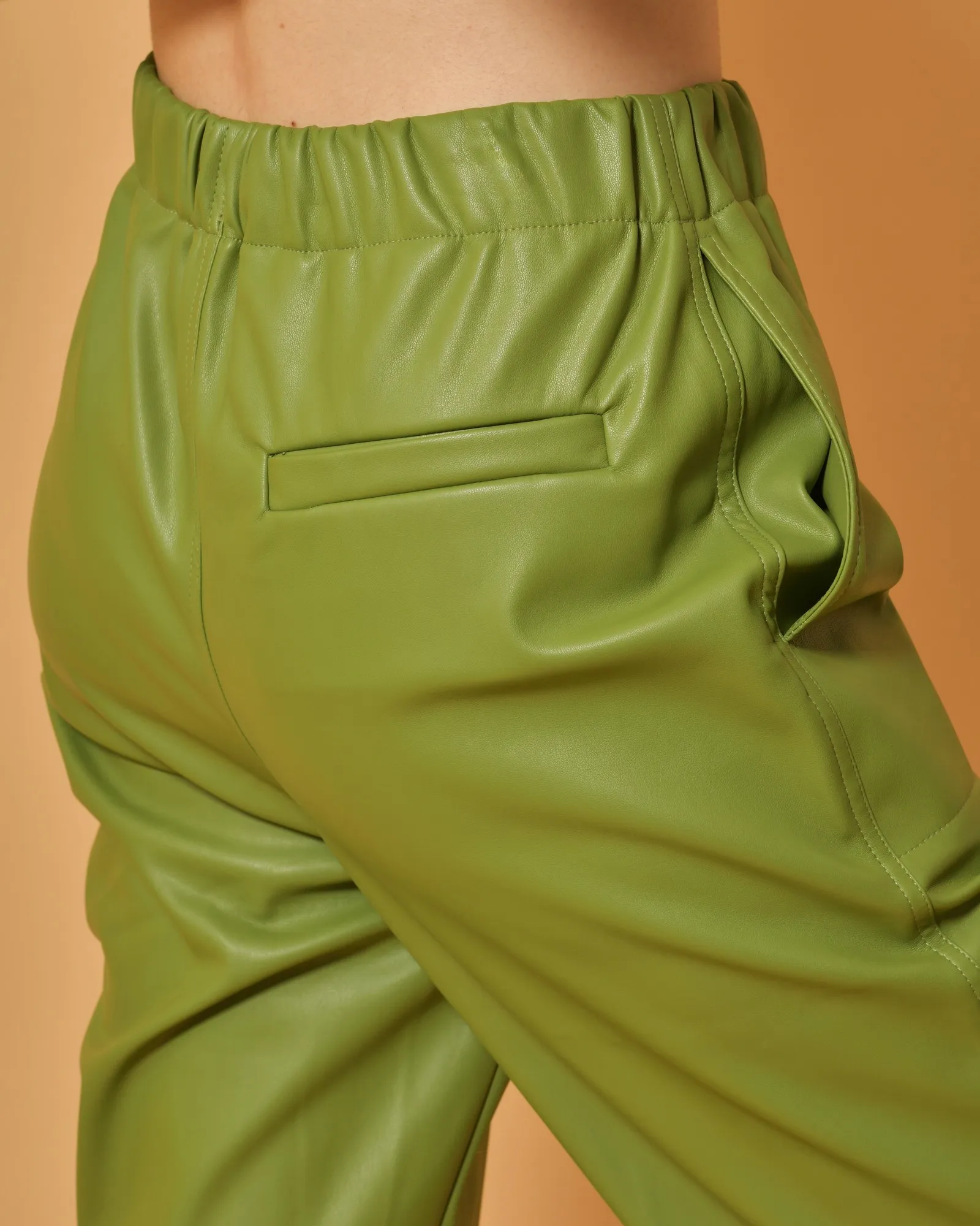 Pantalon en cuir synthétique vert Chloé Stora 