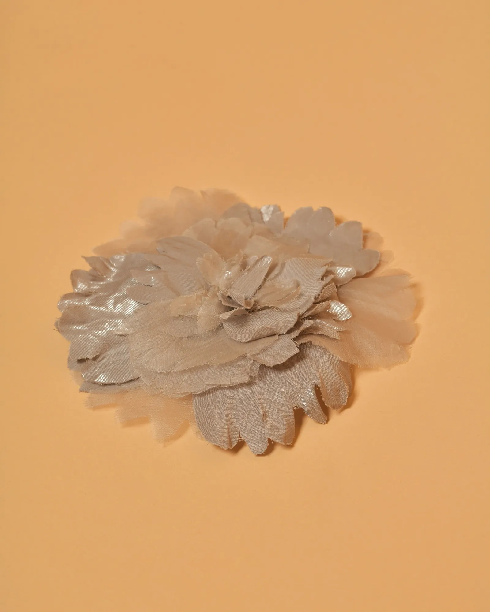 Broche en organza gris Lorena Antoniazzi 