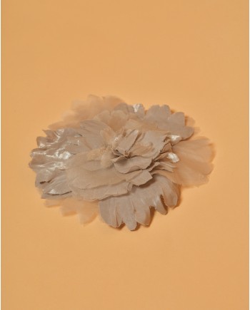 Broche en organza gris Lorena Antoniazzi 