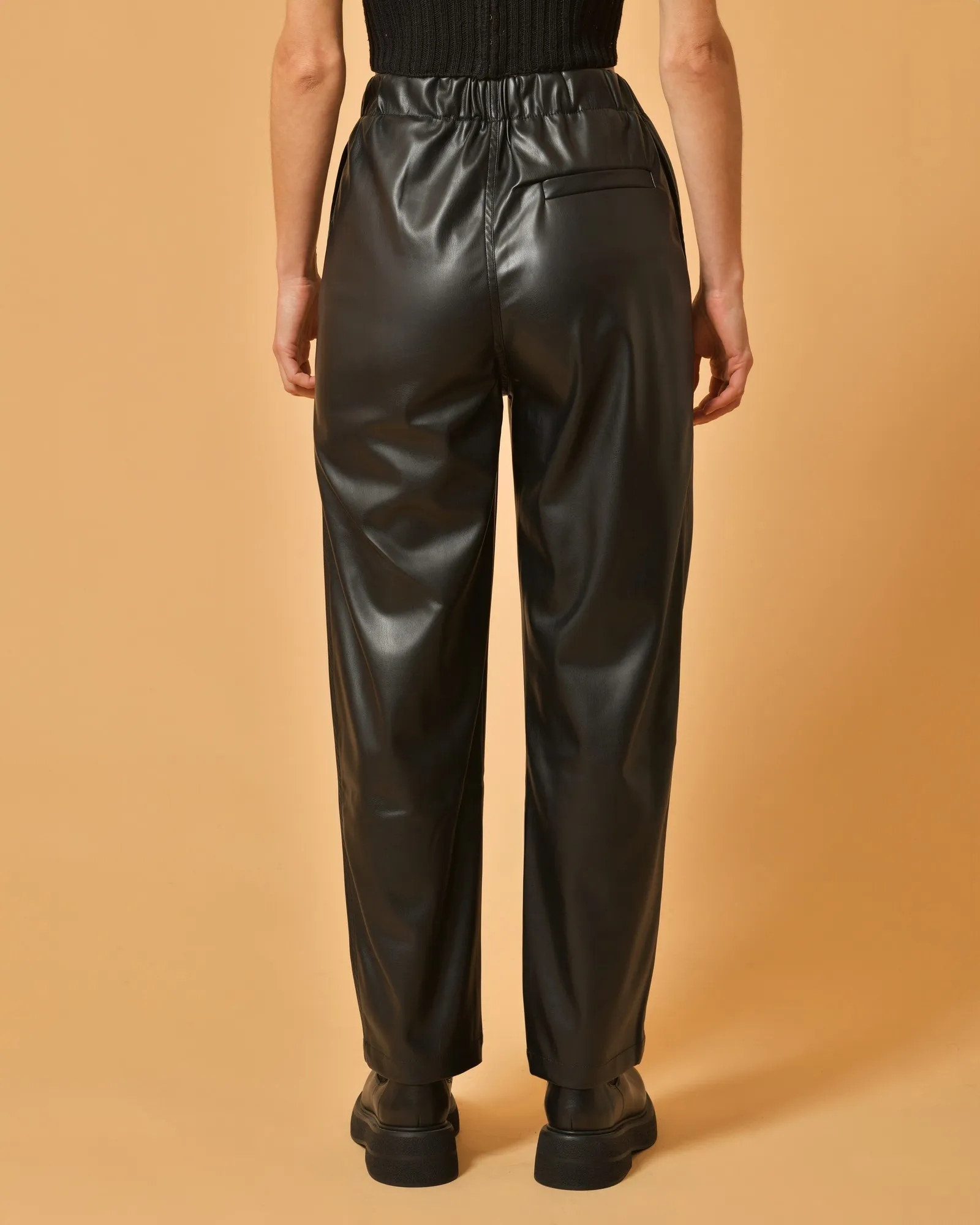 Pantalon en cuir synthétique noir Chloé Stora 