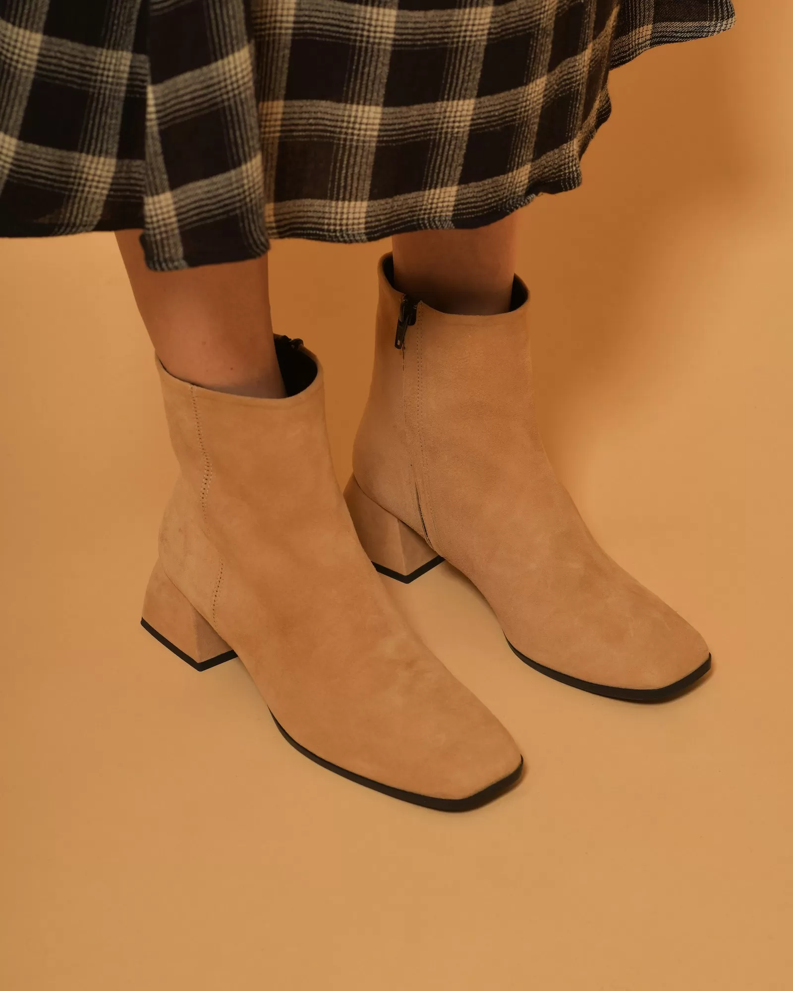 Bottines en daim beige à talons carrés Casheart 