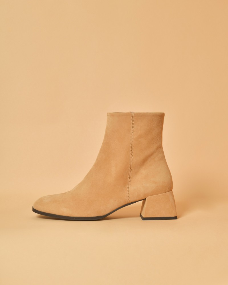 Bottines en daim beige à talons carrés Casheart 