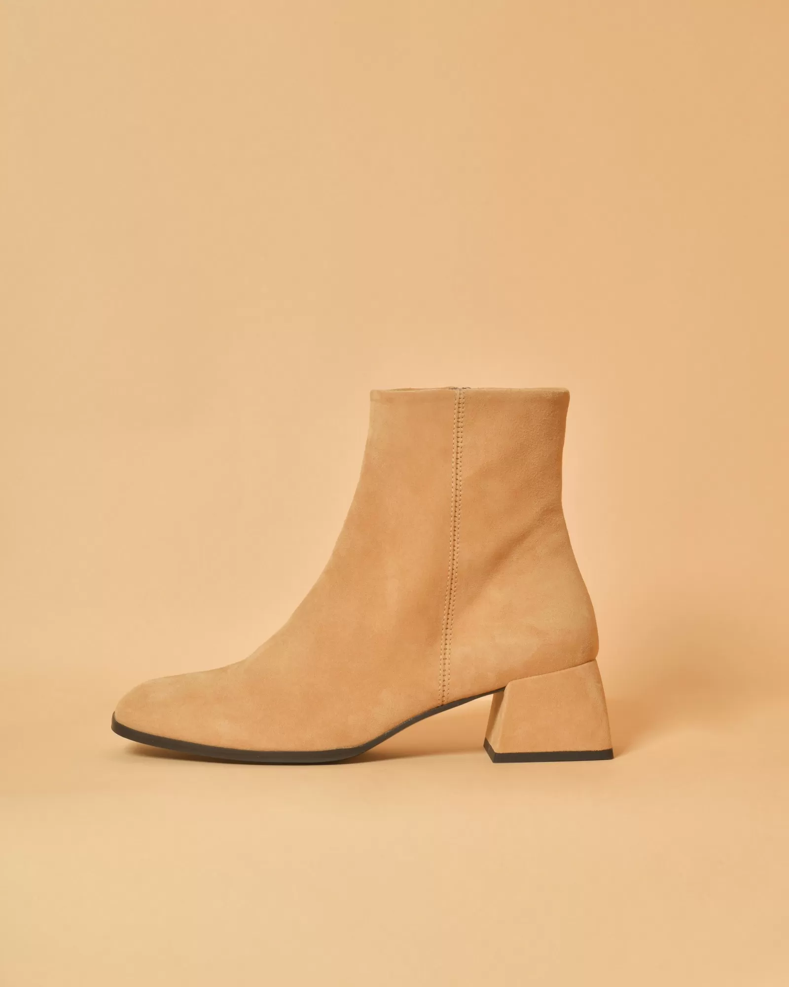 Bottines en daim beige à talons carrés Casheart 