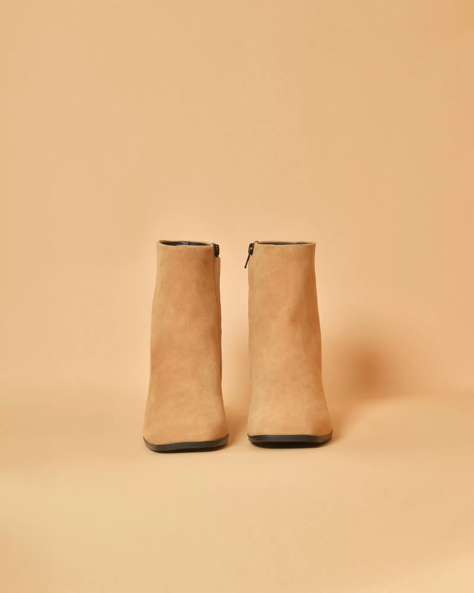 Bottines en daim beige à talons carrés Casheart 