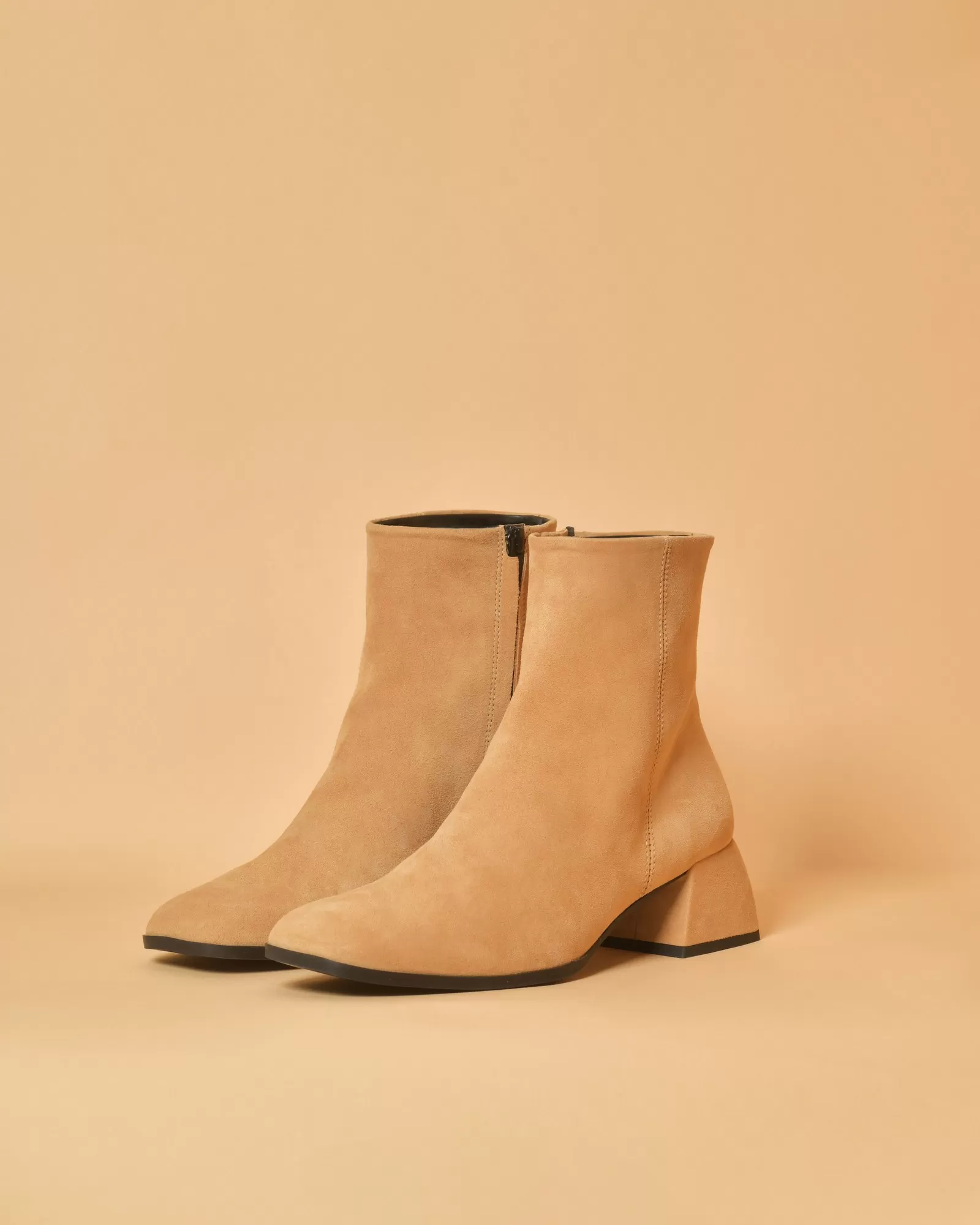 Bottines en daim beige à talons carrés Casheart 