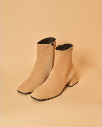 Bottines en daim beige à talons carrés Casheart 