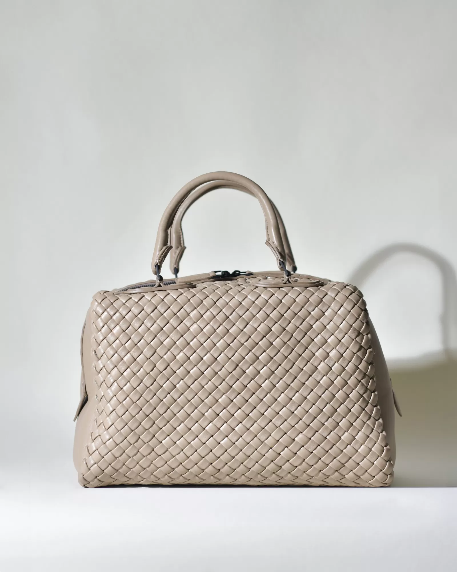 Sac à main en cuir lisse tressé taupe Falorni 