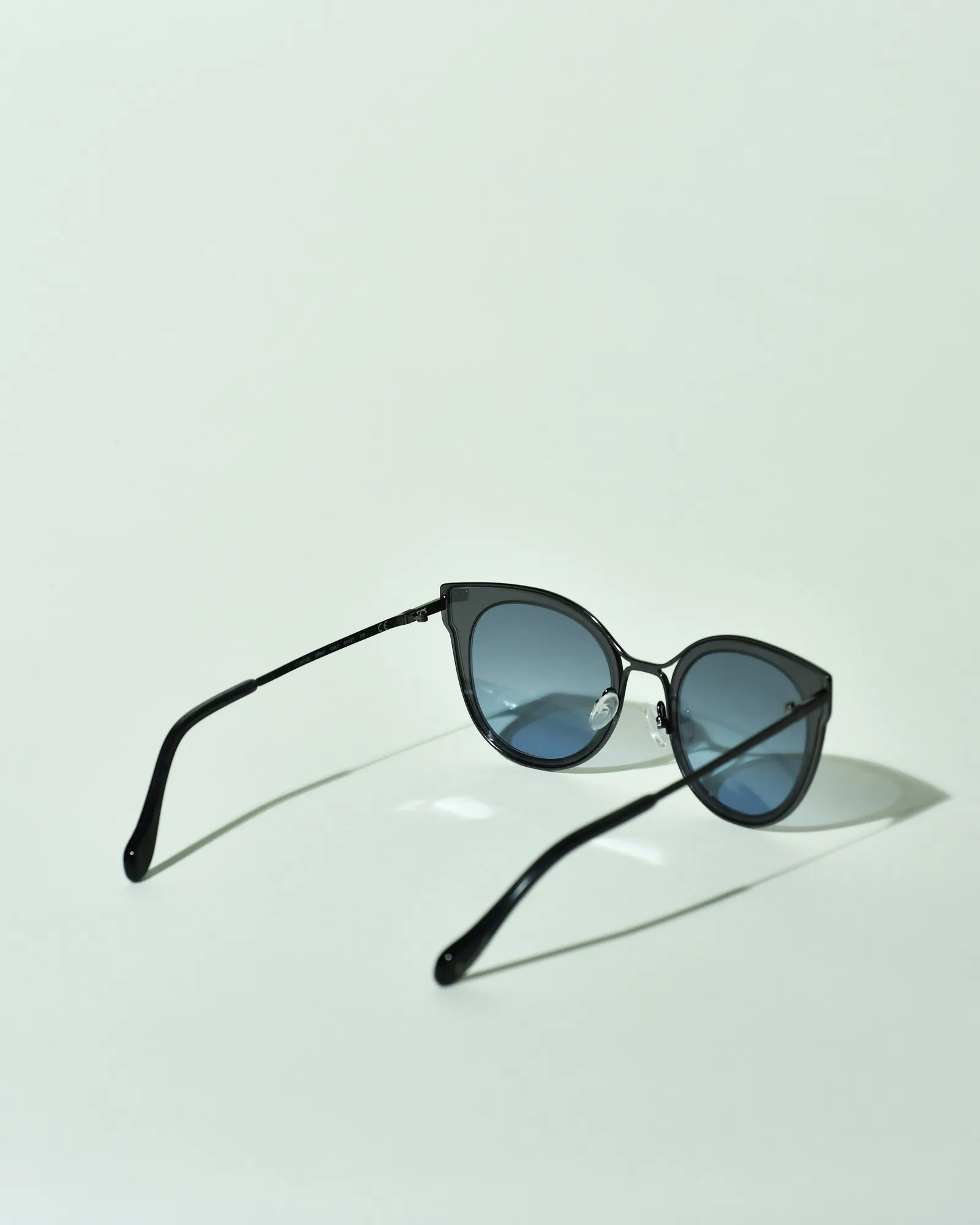 Lunettes de soleil bleu œil-de-chat Carven 