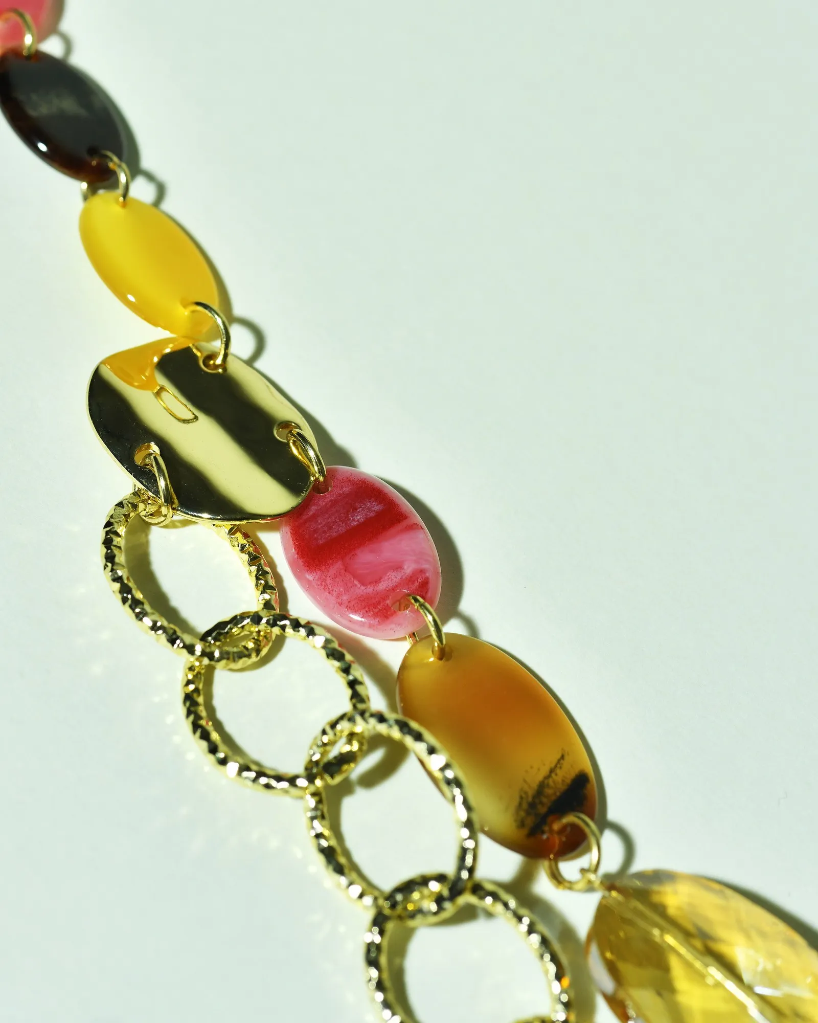 Collier doré et cristaux colorés Edward Achour 