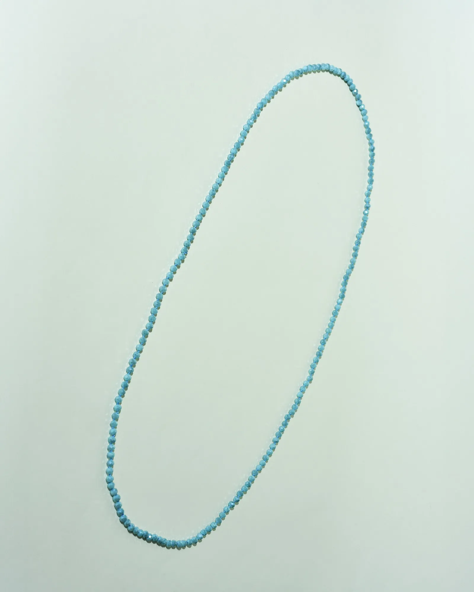 Collier en perles bleues Edward Achour 