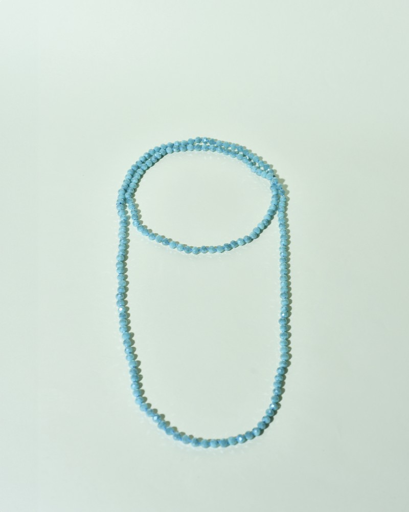 Collier en perles bleues Edward Achour 