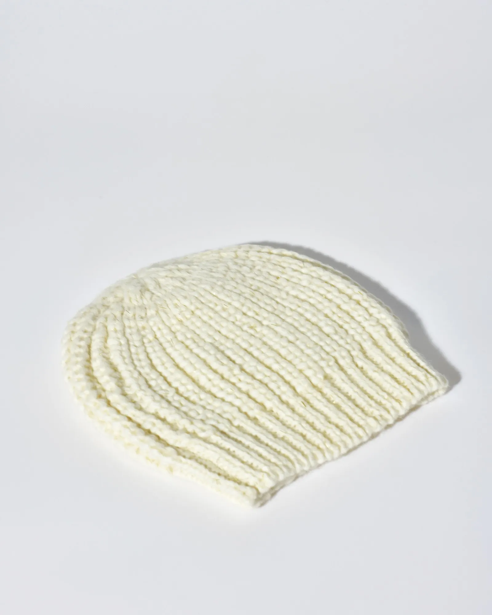 Bonnet en maille beige à fils métallisés dorés Peserico 