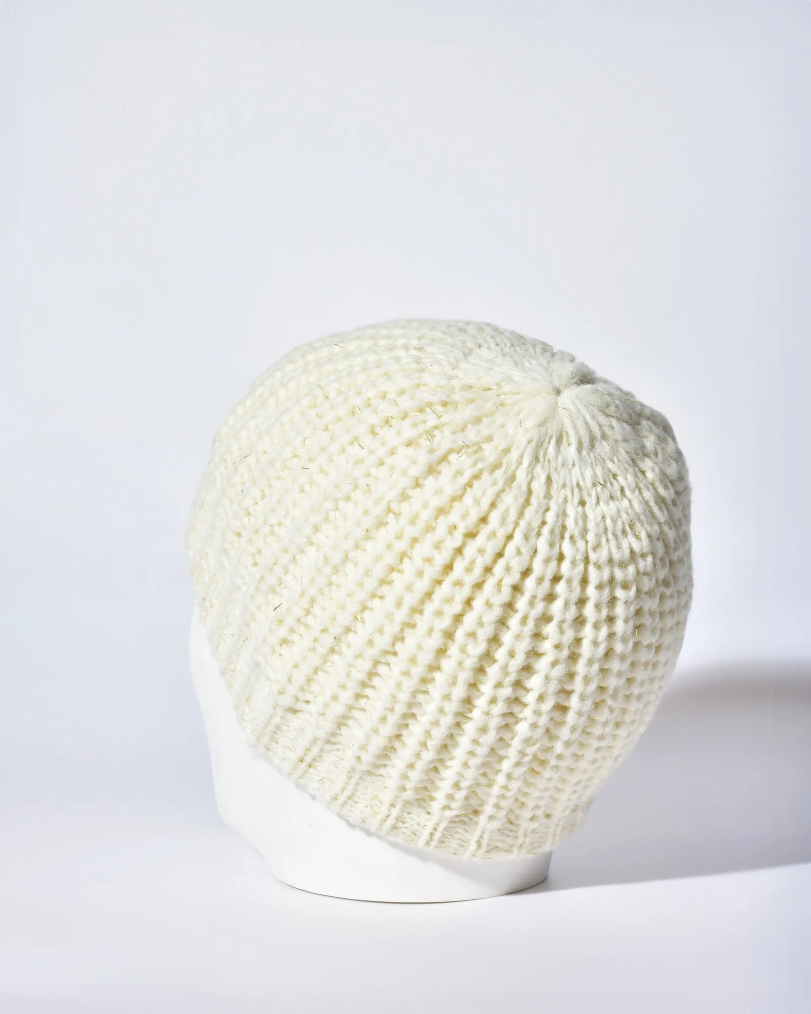 Bonnet en maille beige à fils métallisés dorés Peserico 